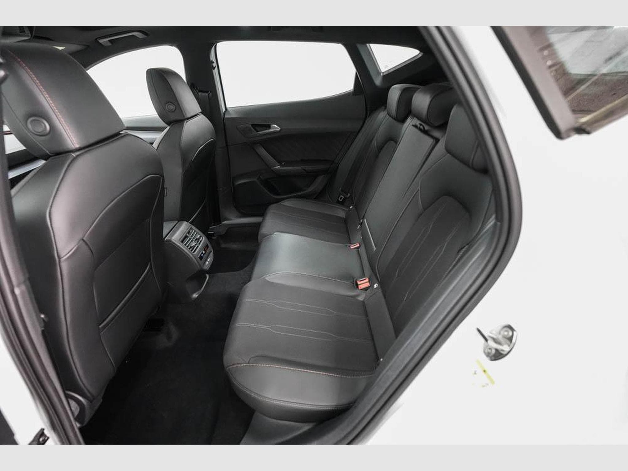 Cupra Formentor 1,5 eTSI DSG (2026) - Photo 16