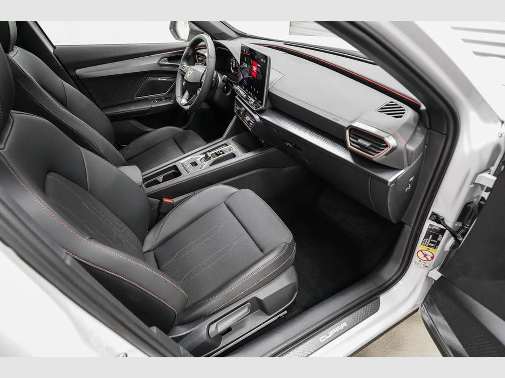 Cupra Formentor 1,5 eTSI DSG (2026) - Photo 21