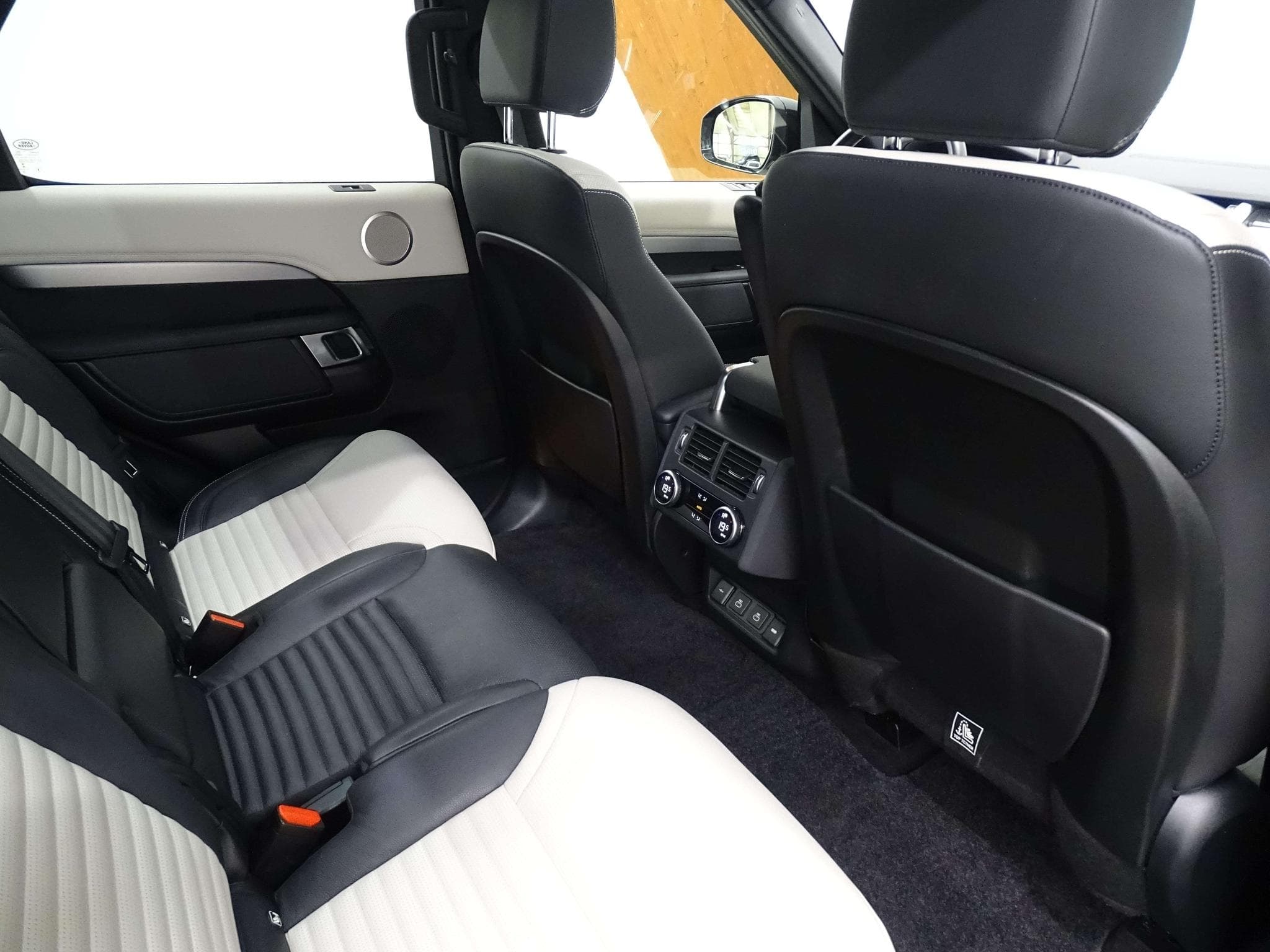 Land-Rover Discovery R-Dynamic P360 AWD auto (2021) - Photo 8