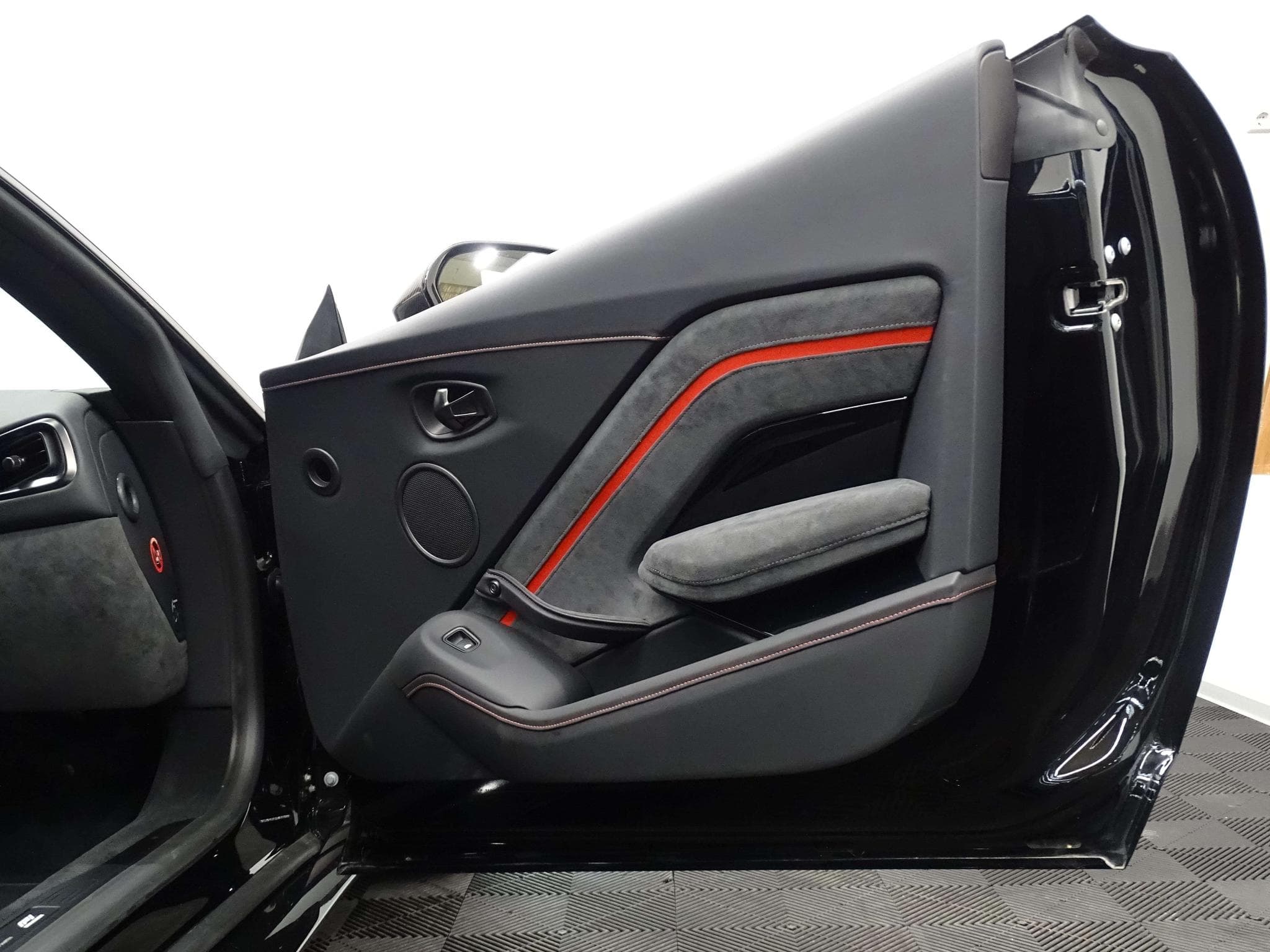 Aston-Martin V8 Vantage F1 Edition (2023) - Photo 16