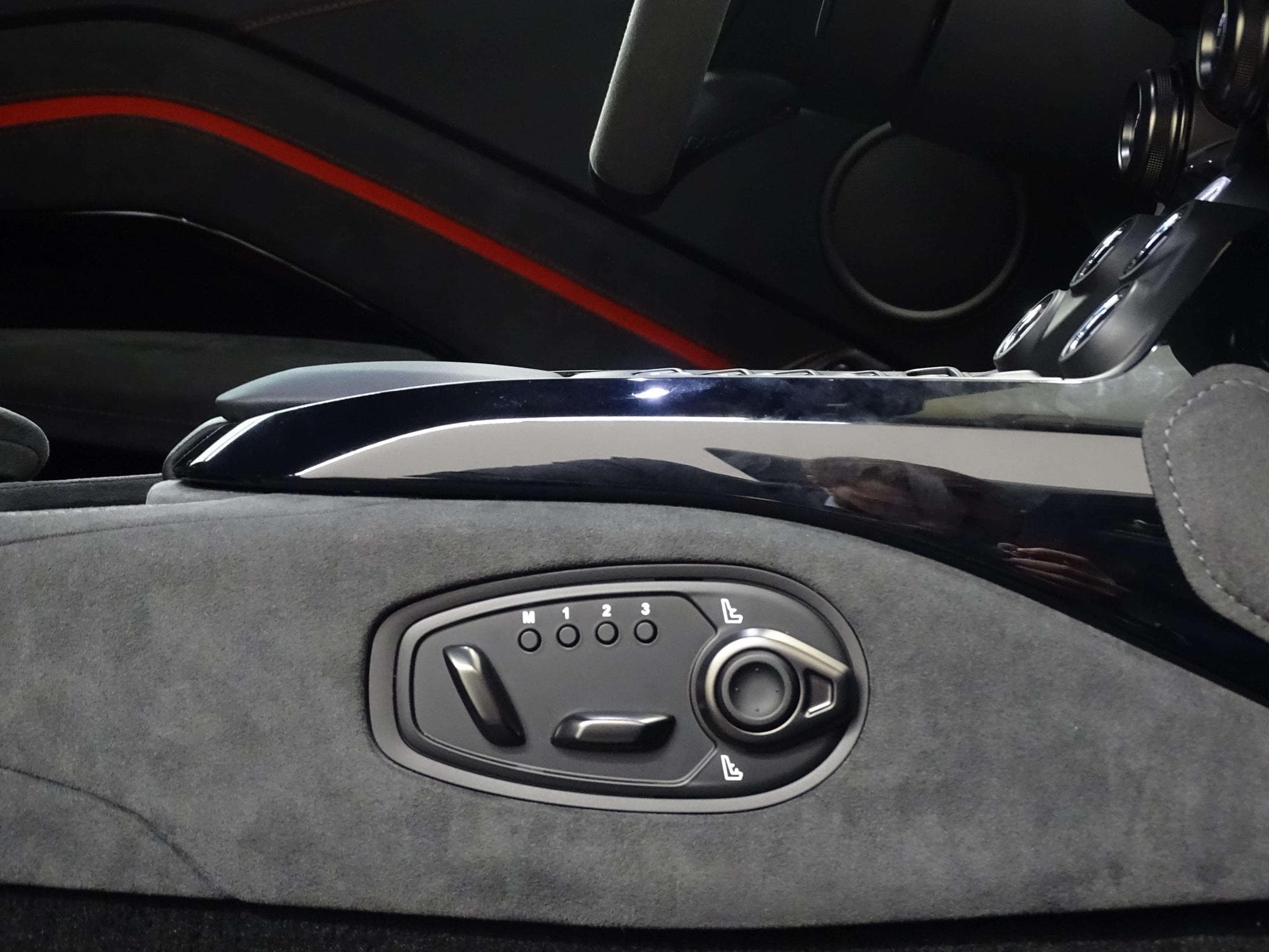 Aston-Martin V8 Vantage F1 Edition (2023) - Photo 20
