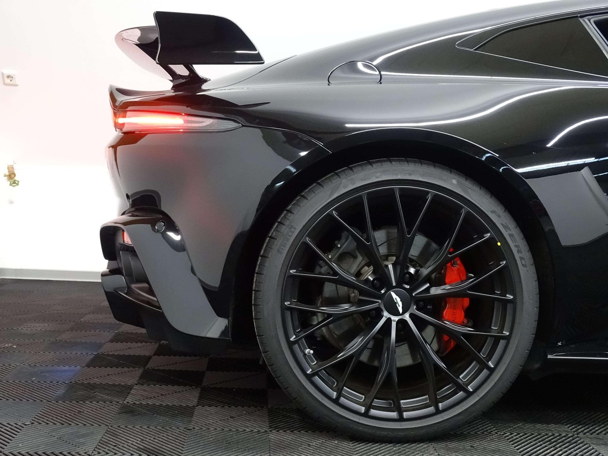 Aston-Martin V8 Vantage F1 Edition (2023) - Photo 29