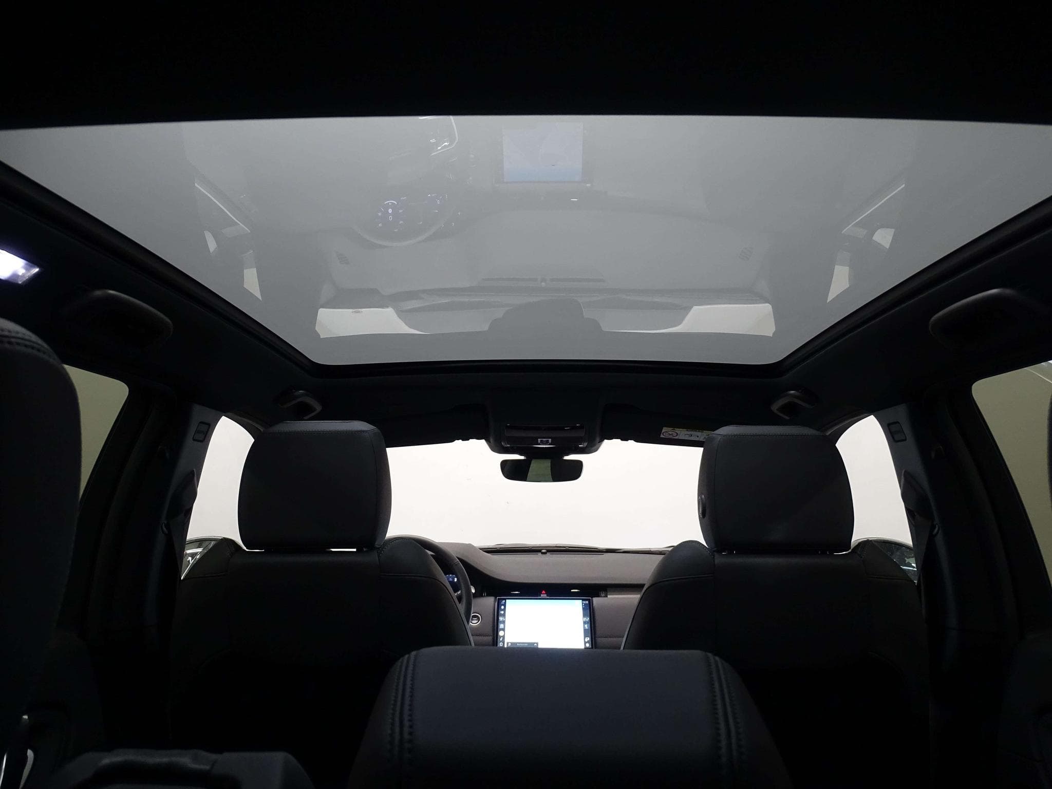 Land-Rover Discovery Sport D200 R-Dynamic SE (2024) - Photo 18