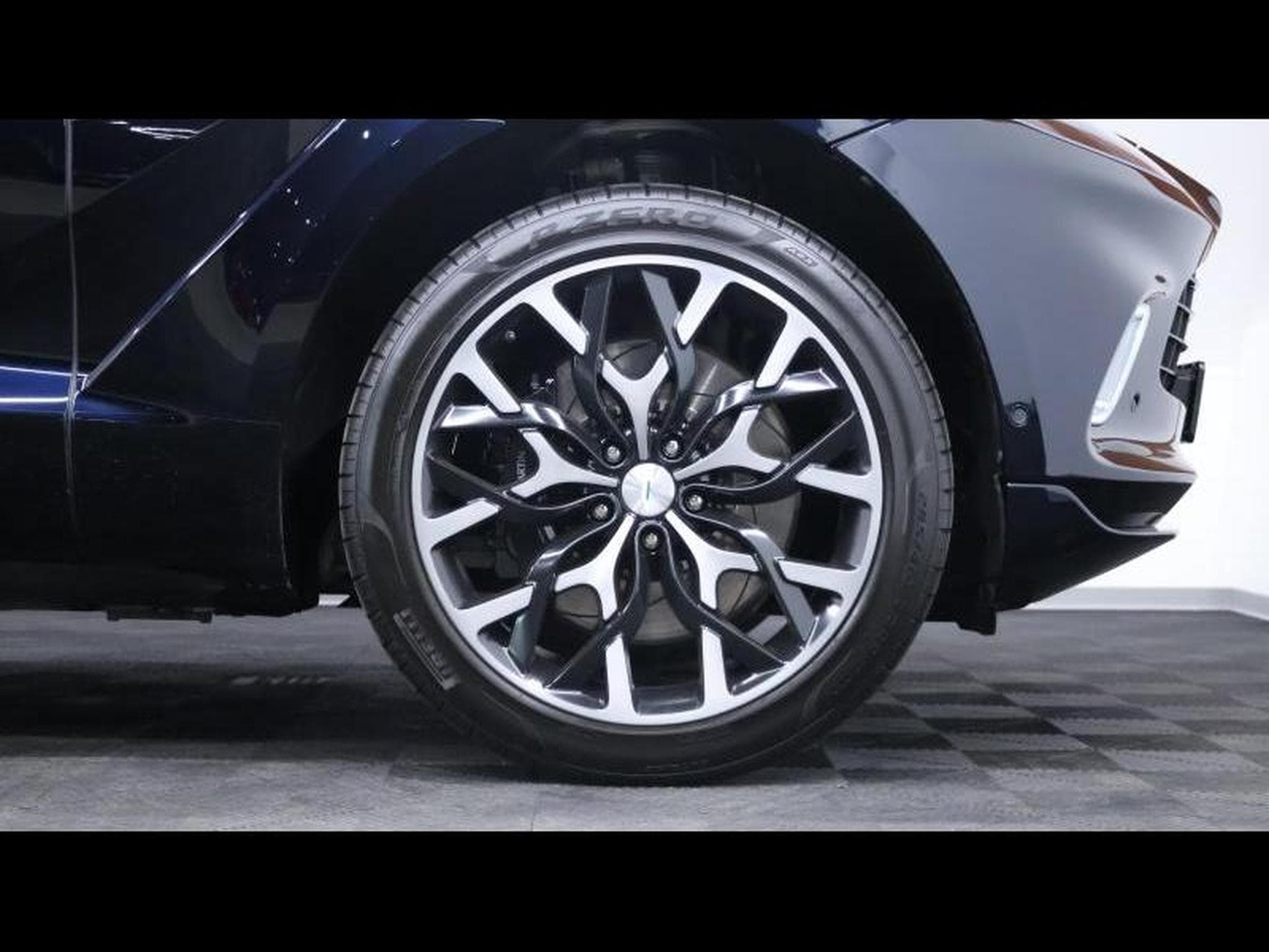 Aston-Martin DBX 4.0 V8 550 (2021) - Photo 10