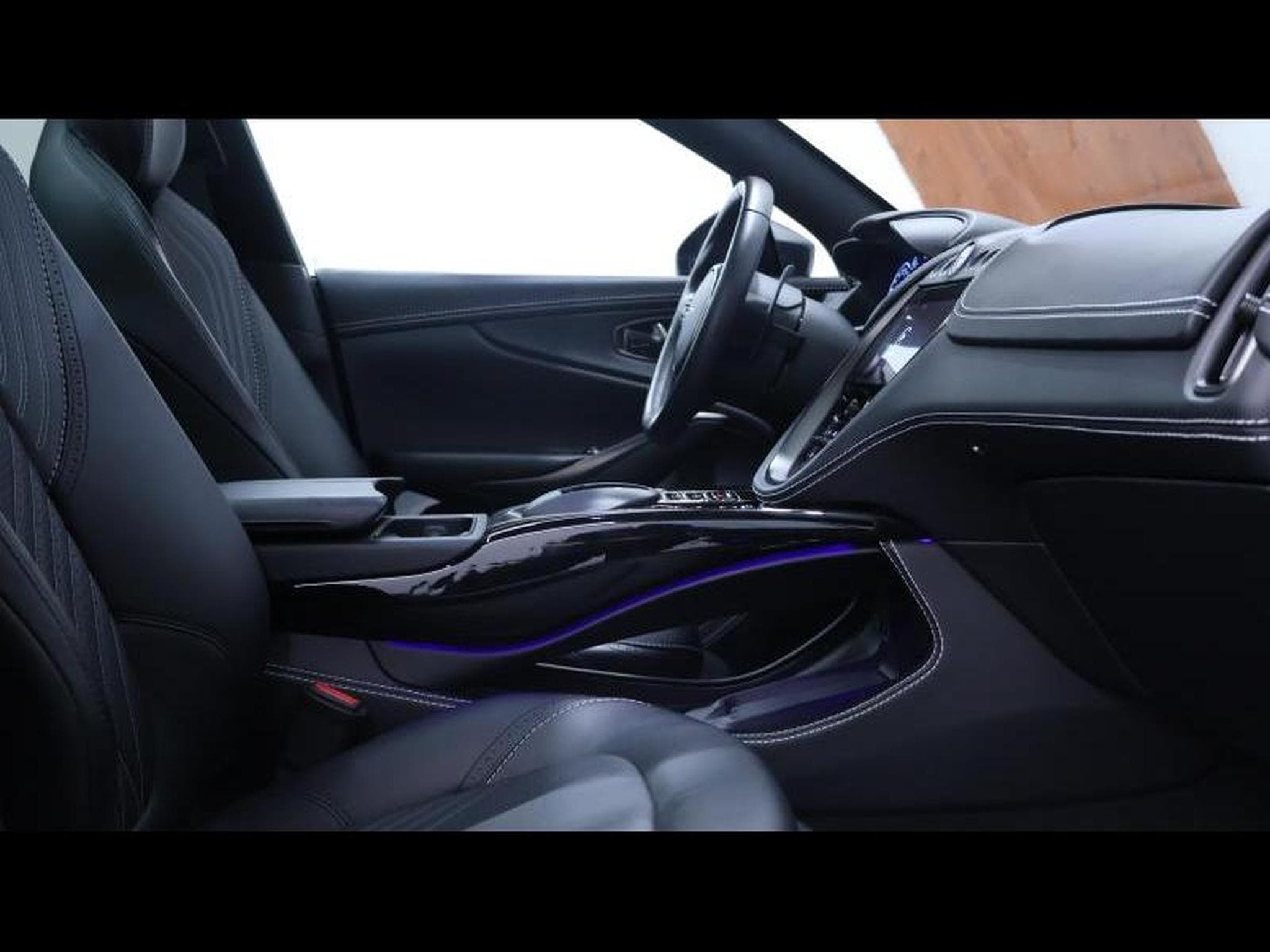 Aston-Martin DBX 4.0 V8 550 (2021) - Photo 11