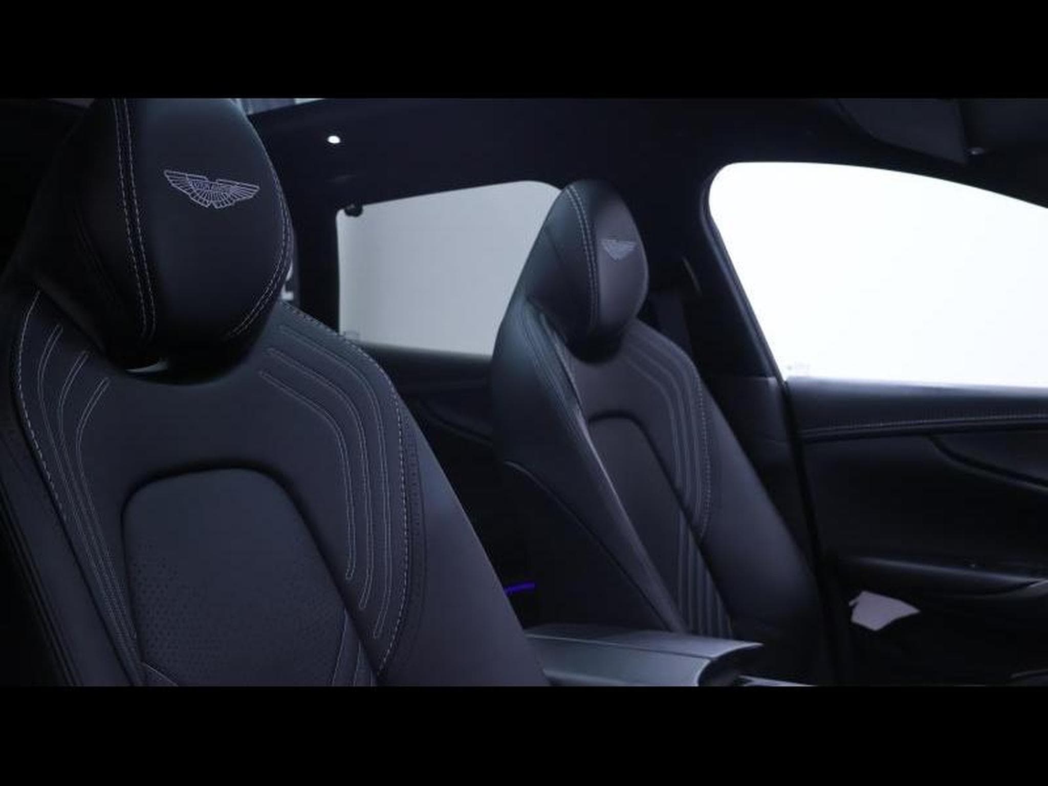 Aston-Martin DBX 4.0 V8 550 (2021) - Photo 12
