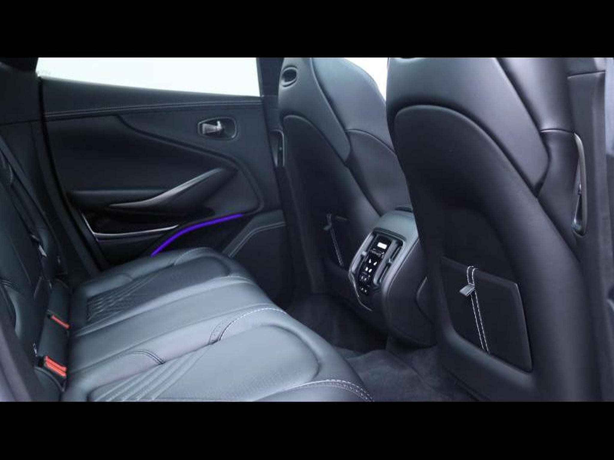 Aston-Martin DBX 4.0 V8 550 (2021) - Photo 13