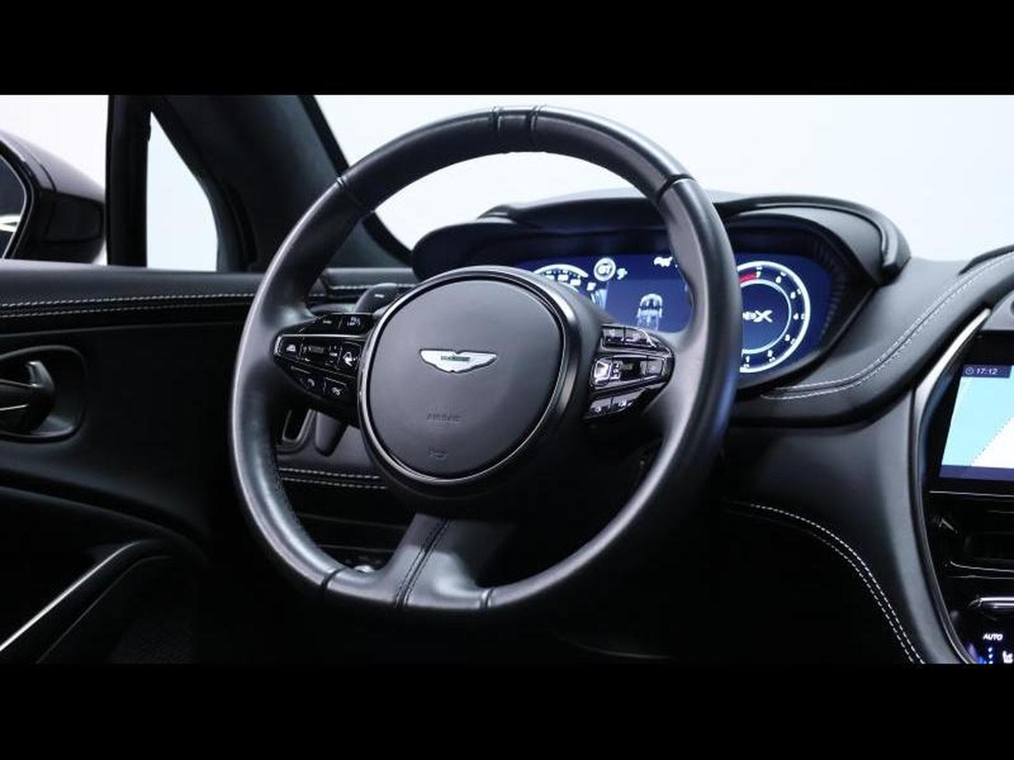 Aston-Martin DBX 4.0 V8 550 (2021) - Photo 16