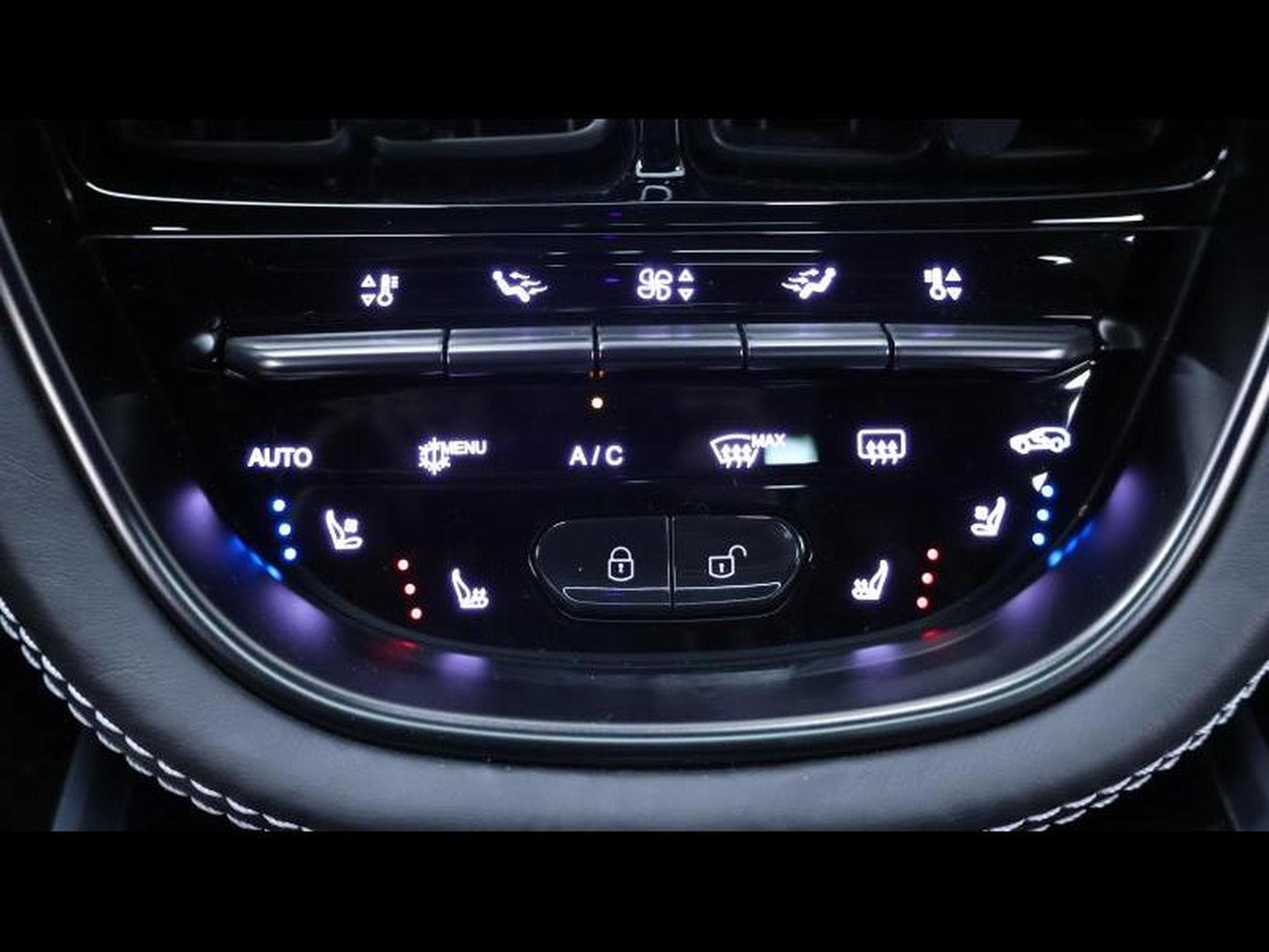 Aston-Martin DBX 4.0 V8 550 (2021) - Photo 23