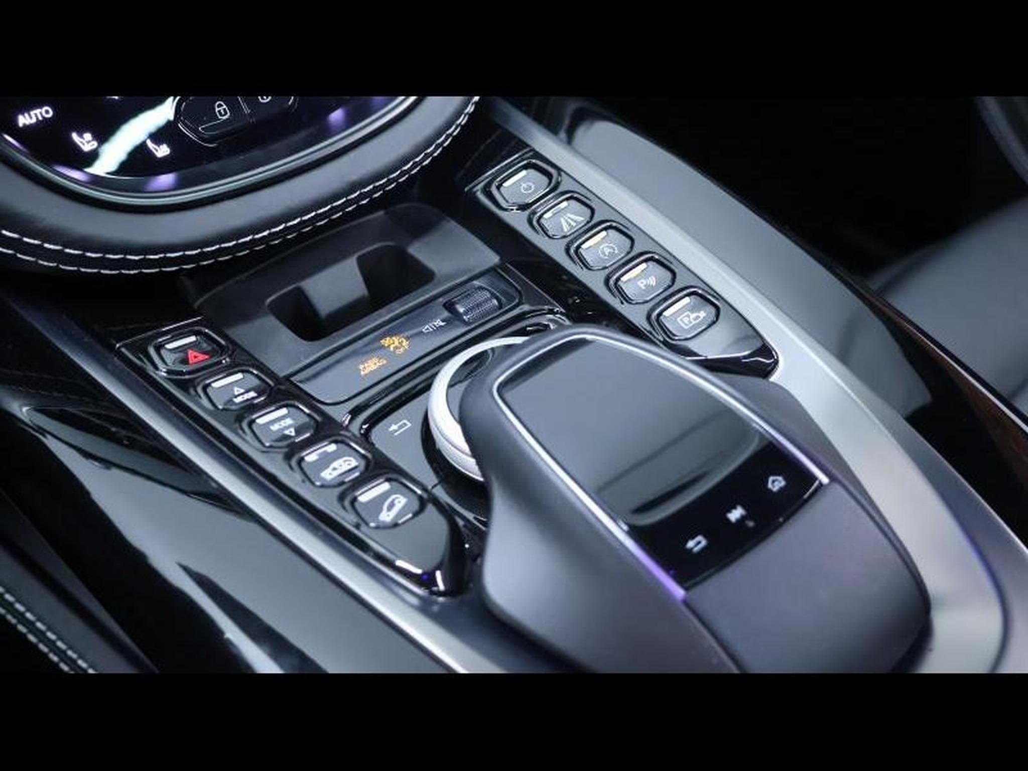 Aston-Martin DBX 4.0 V8 550 (2021) - Photo 24
