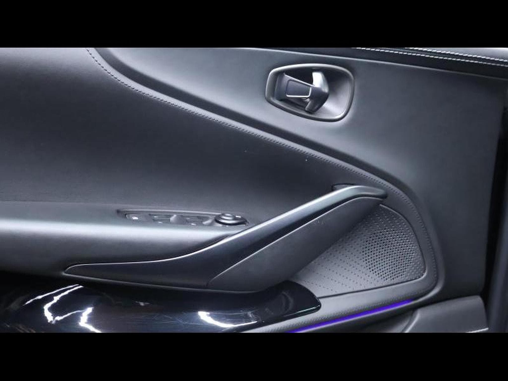 Aston-Martin DBX 4.0 V8 550 (2021) - Photo 25
