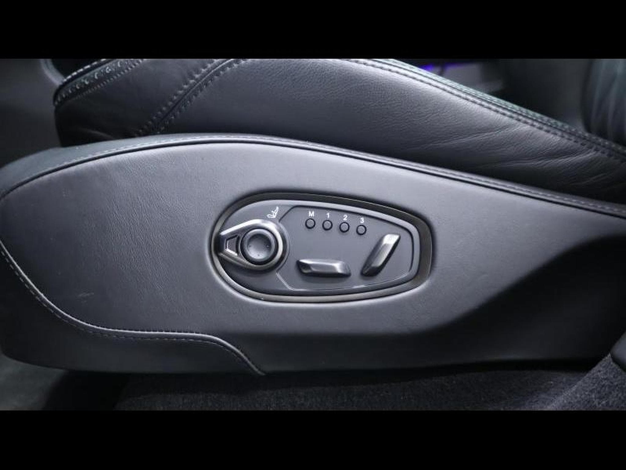Aston-Martin DBX 4.0 V8 550 (2021) - Photo 26