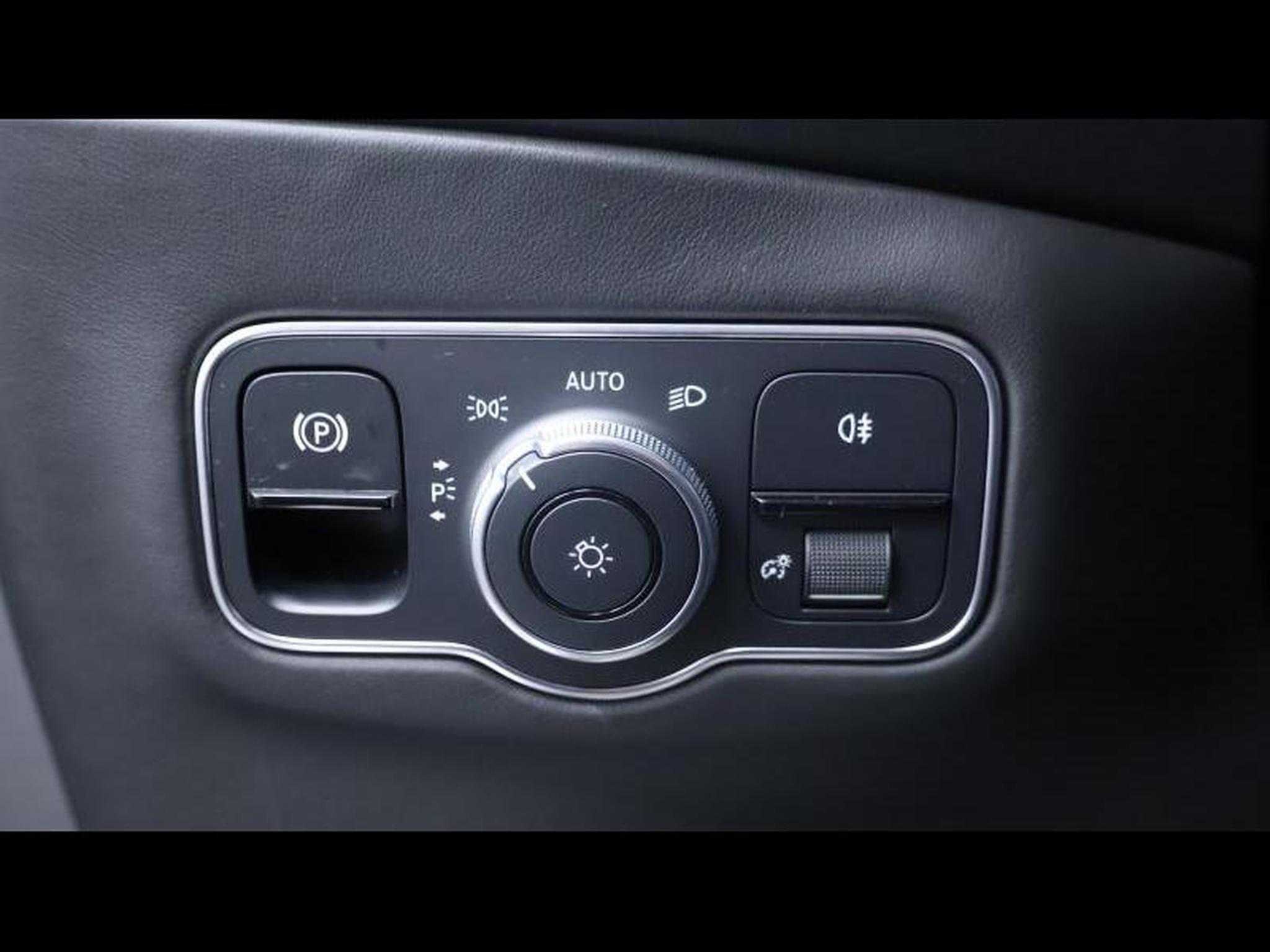 Aston-Martin DBX 4.0 V8 550 (2021) - Photo 30