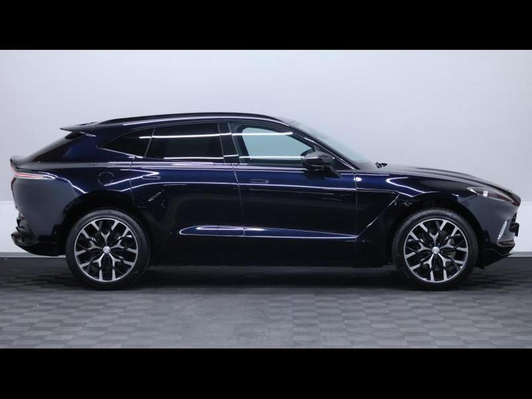 Aston-Martin DBX 4.0 V8 550 (2021) - Photo 4