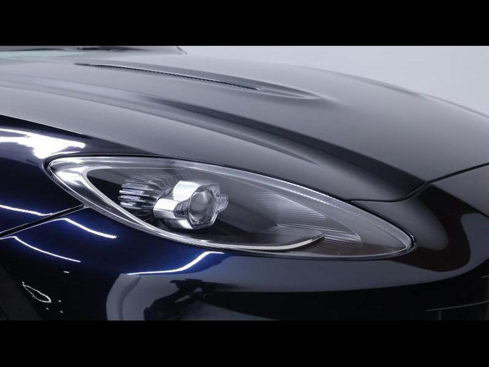 Aston-Martin DBX 4.0 V8 550 (2021) - Photo 8