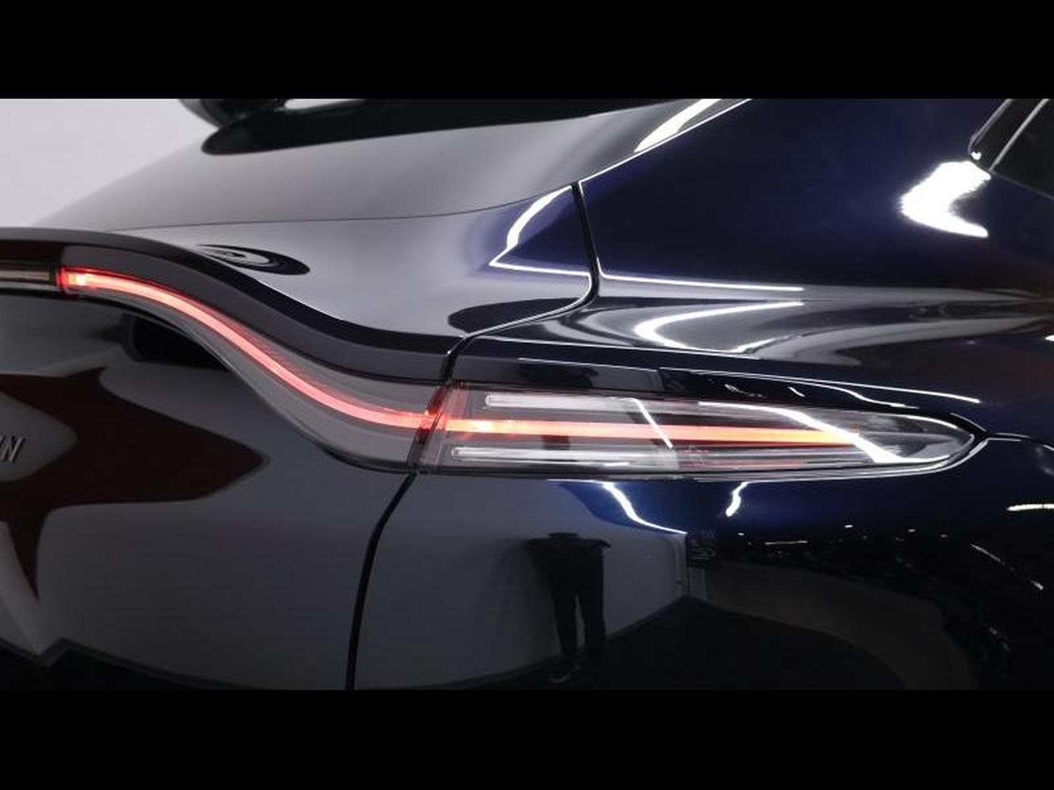 Aston-Martin DBX 4.0 V8 550 (2021) - Photo 9