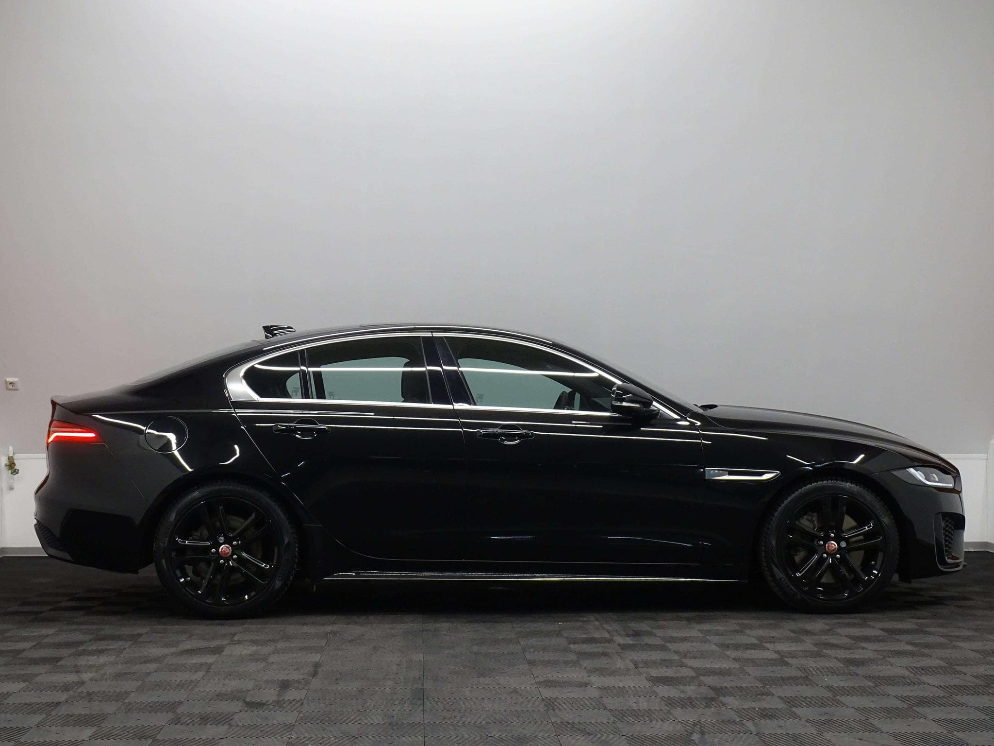 Jaguar XE R-Dynamic SE P250 (2023) - Photo 3