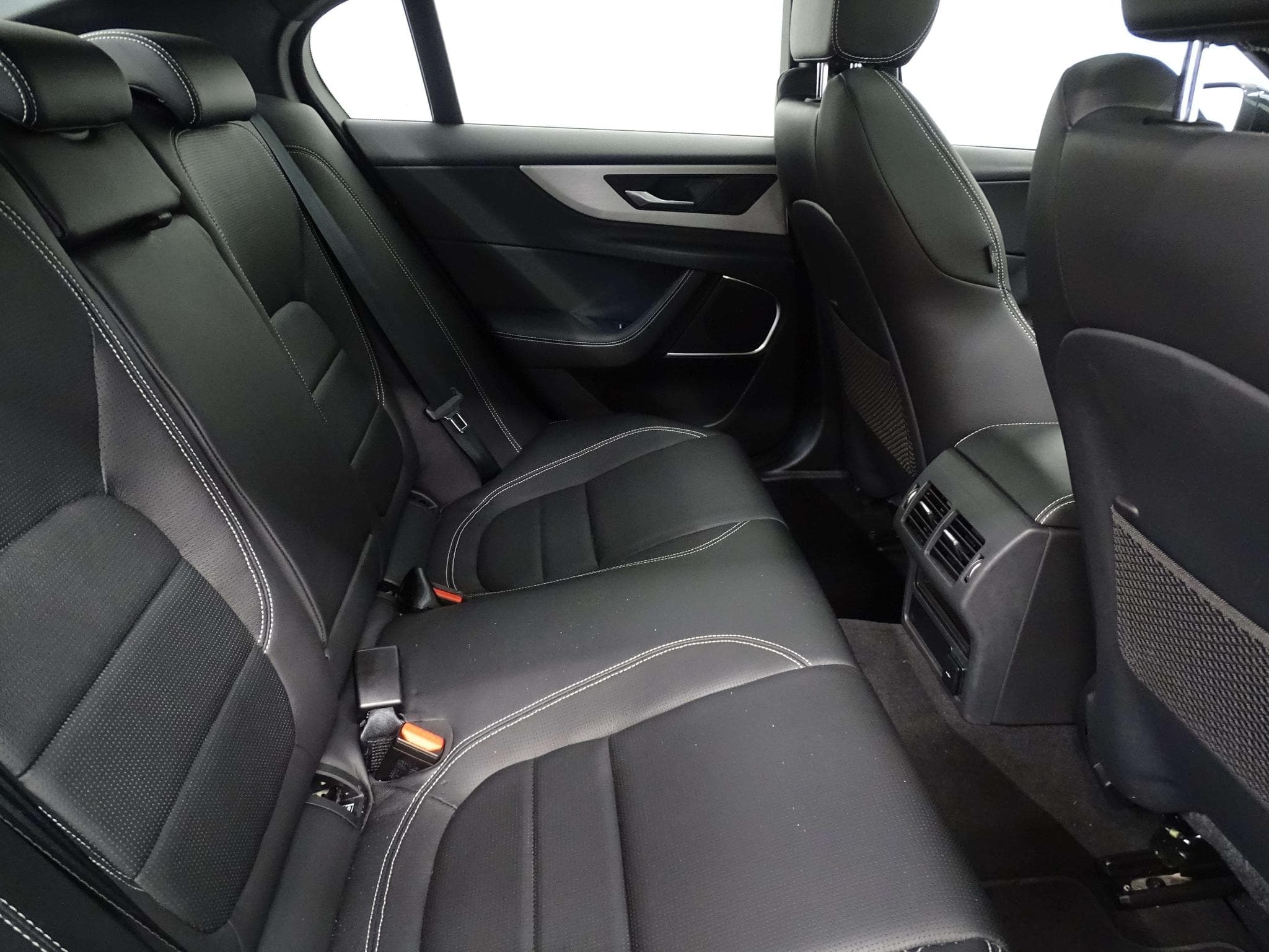 Jaguar XE R-Dynamic SE P250 (2023) - Photo 8