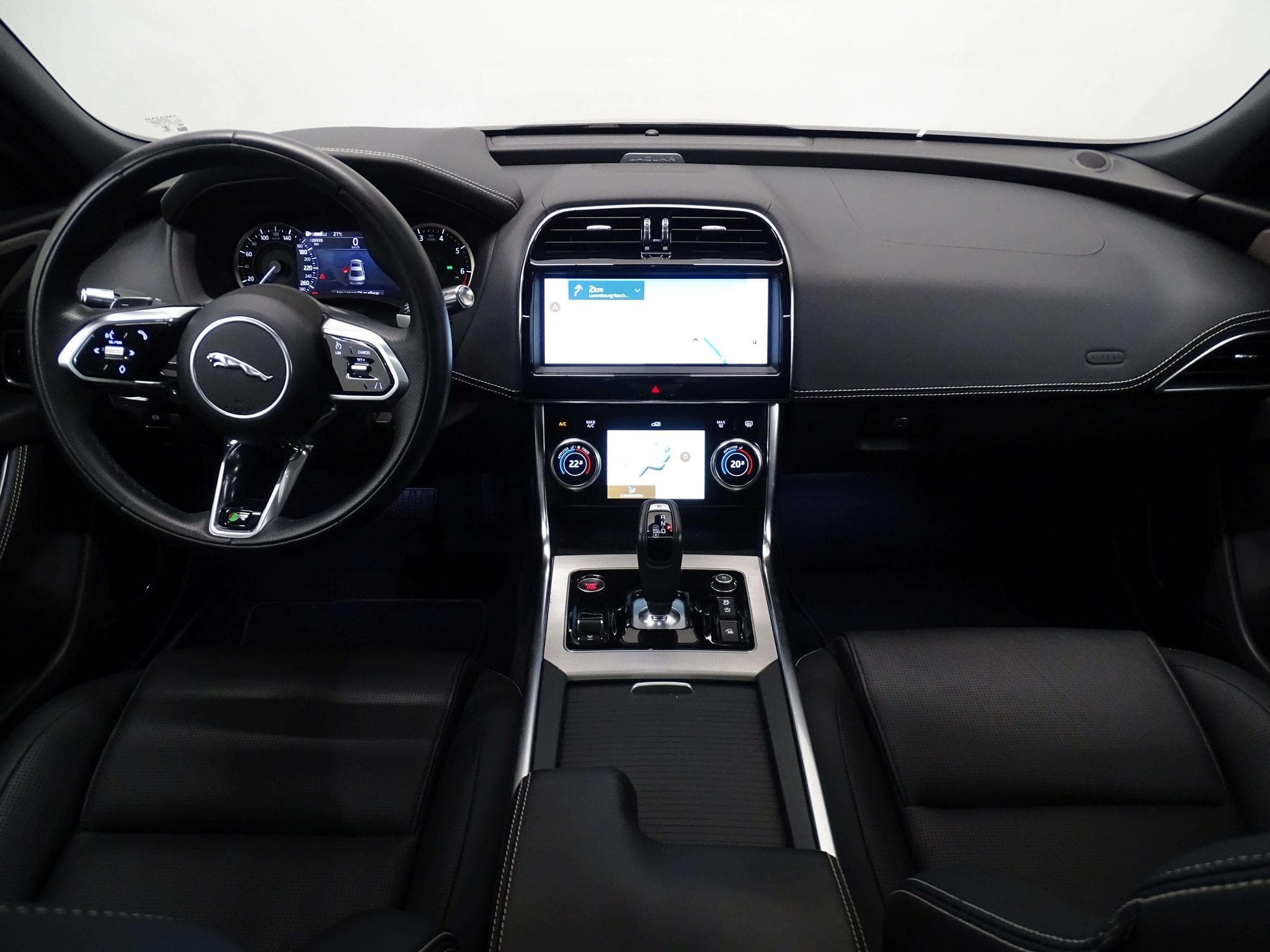 Jaguar XE R-Dynamic SE P250 (2023) - Photo 9