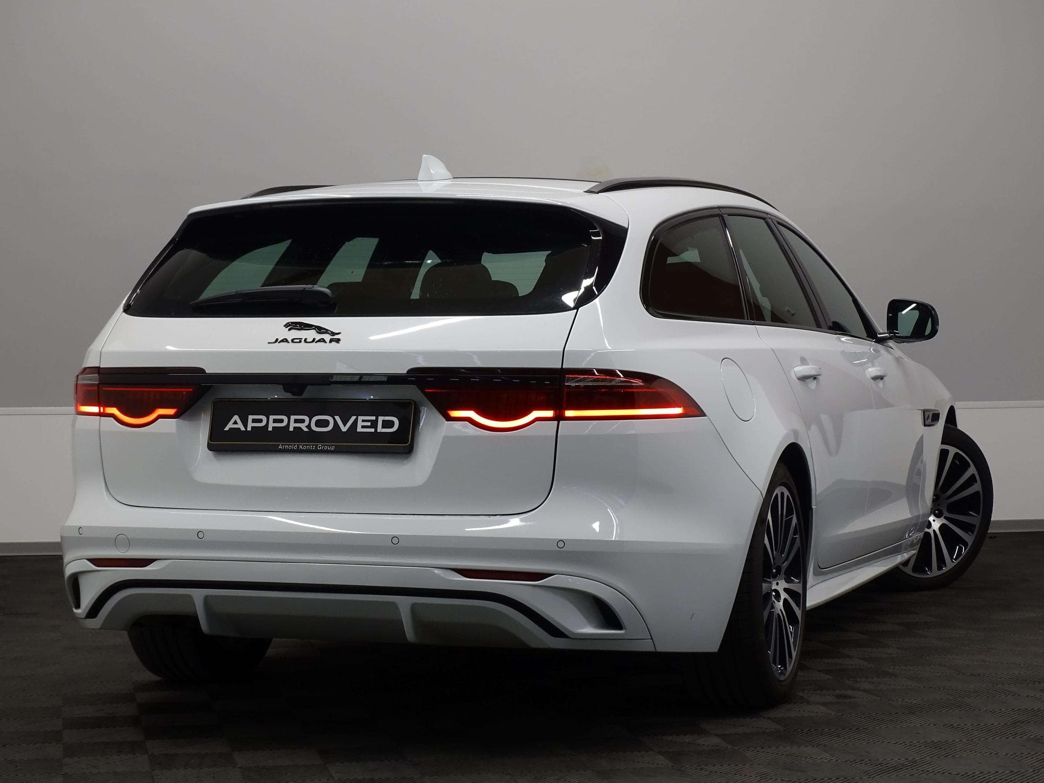 Jaguar XF D200 R-Dynamic SE RWD Auto (2024) - Photo 4