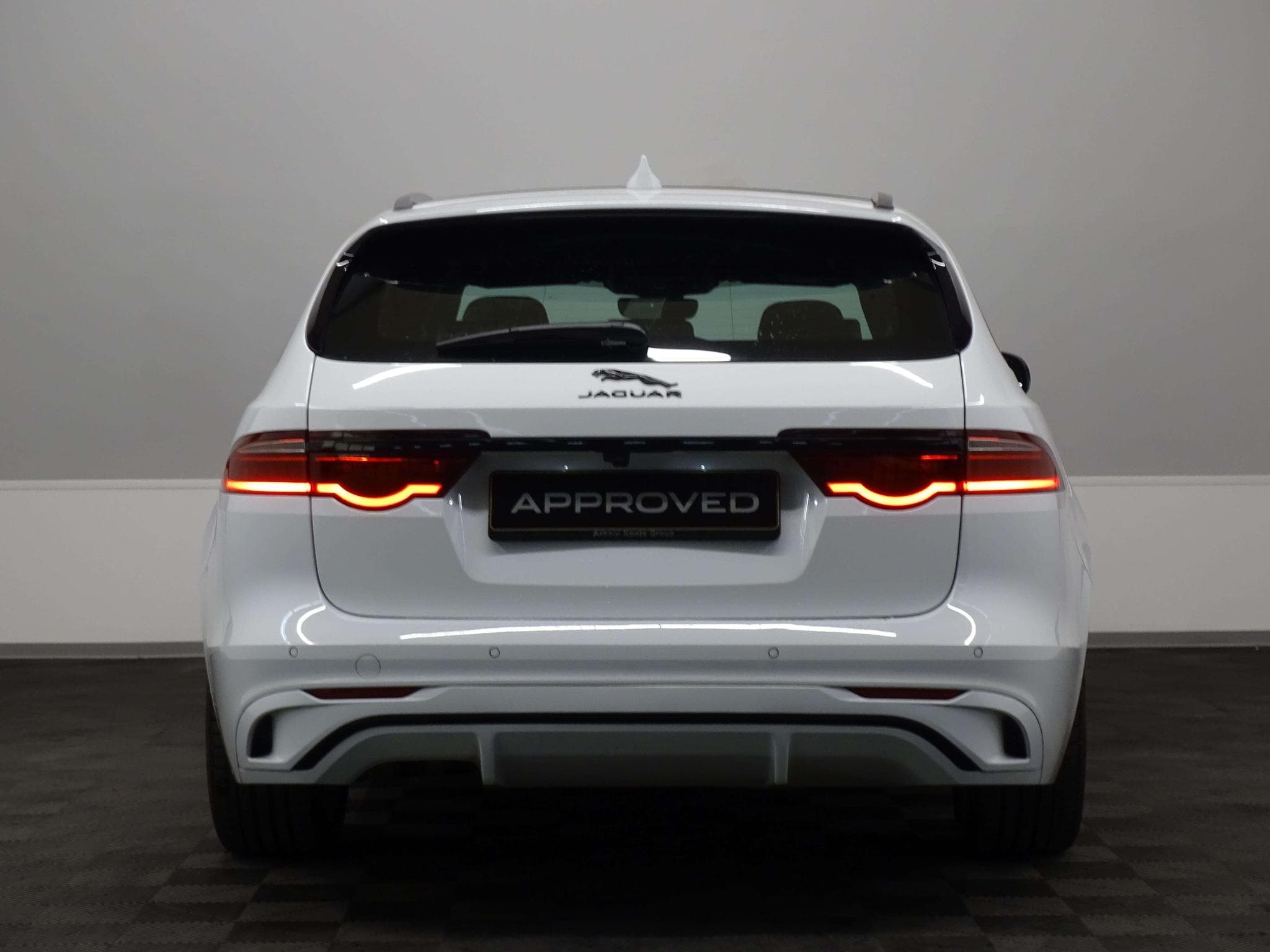Jaguar XF D200 R-Dynamic SE RWD Auto (2024) - Photo 5