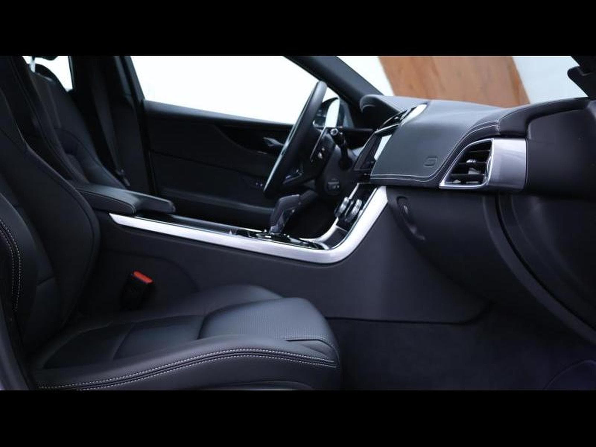Jaguar XE D200 R-Dynamic S RWD Auto (2024) - Photo 10
