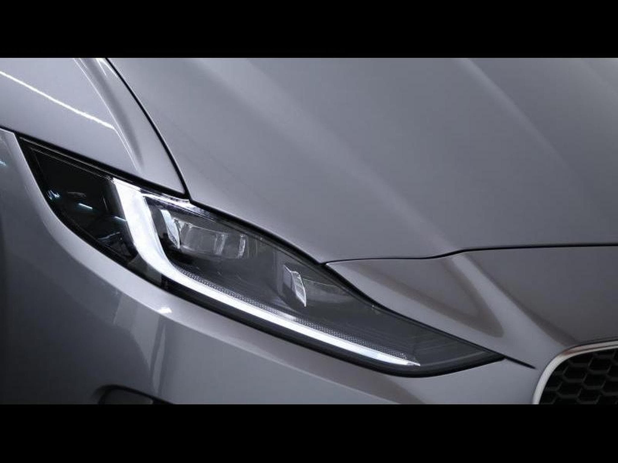 Jaguar XE D200 R-Dynamic S RWD Auto (2024) - Photo 8