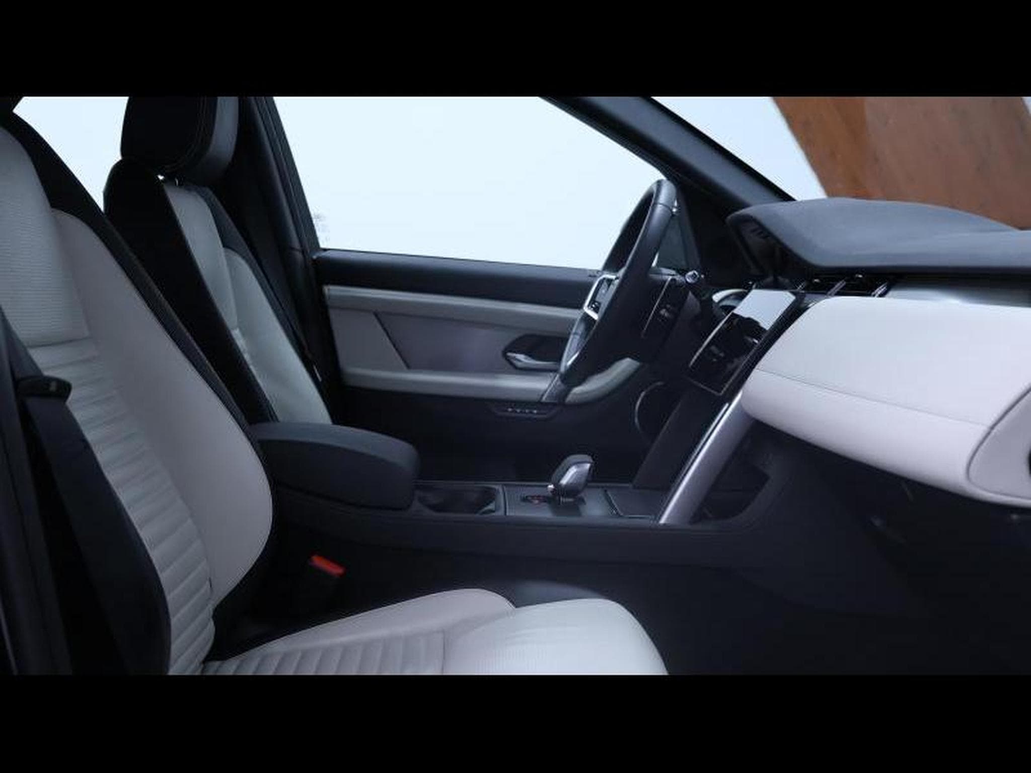 Land-Rover Discovery Sport D165 DYNAMIC SE AWD Auto (2025) - Photo 10