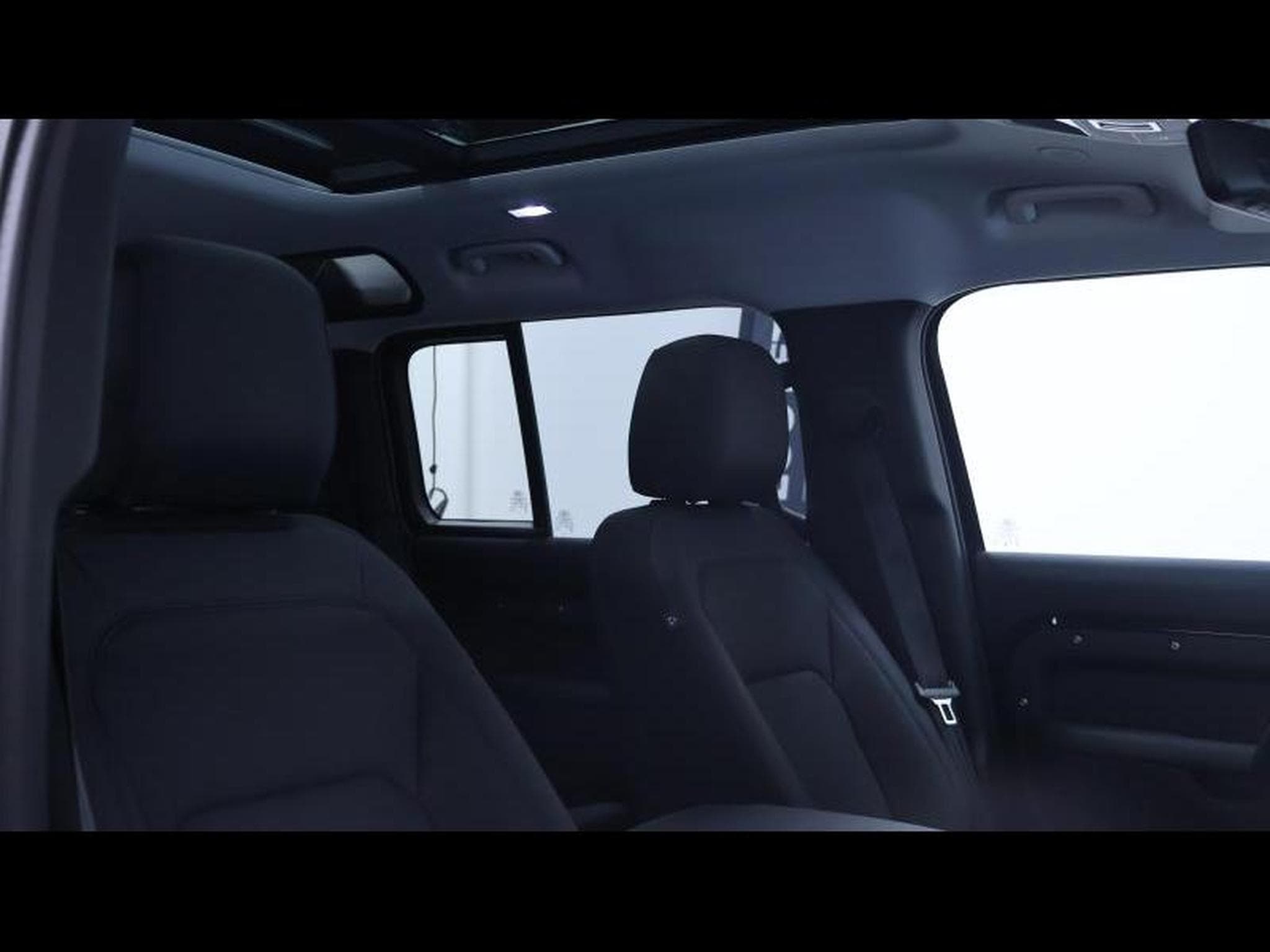 Land-Rover Defender S D200 Auto AWD (2025) - Photo 11