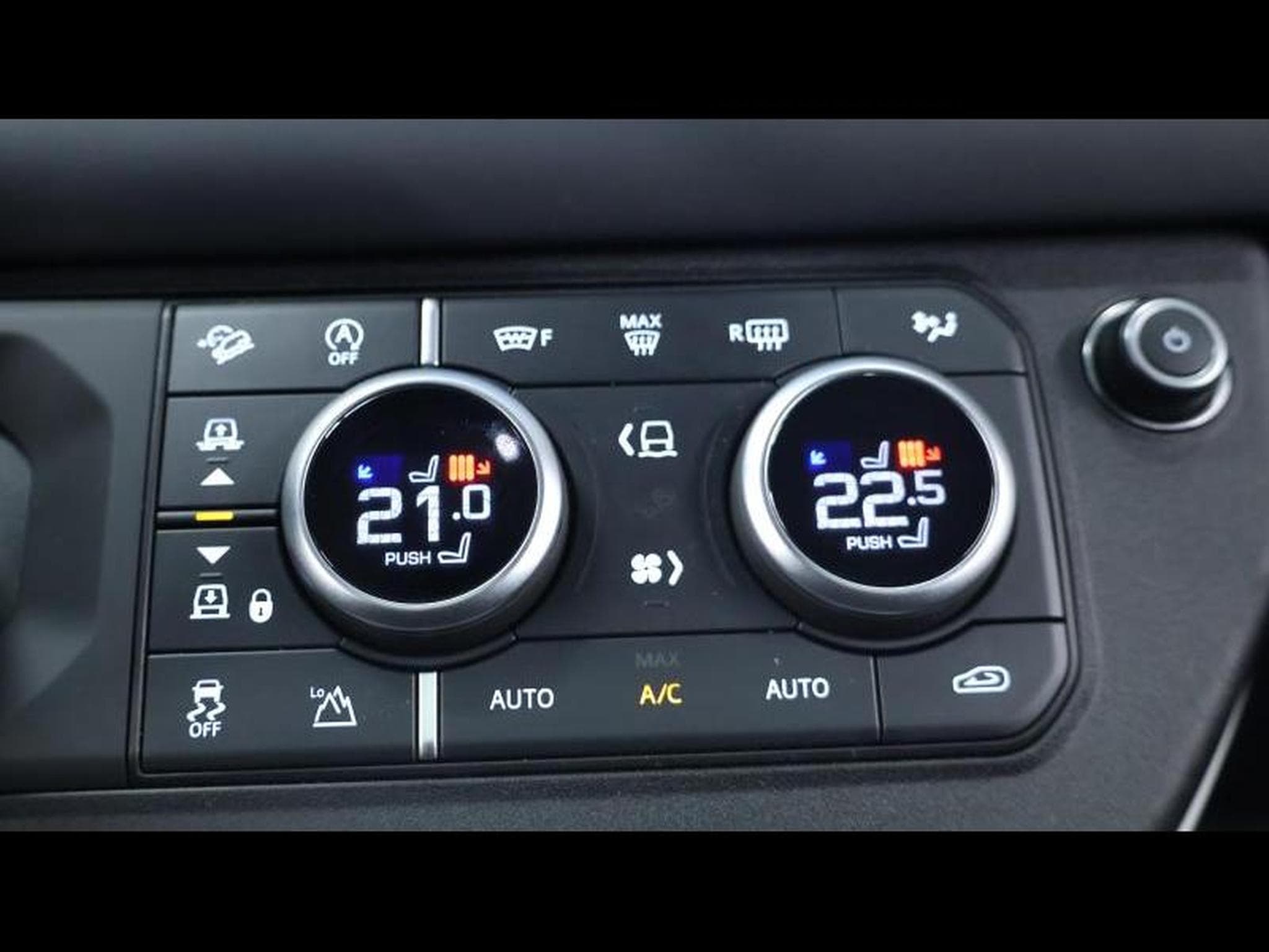 Land-Rover Defender S D200 Auto AWD (2025) - Photo 18