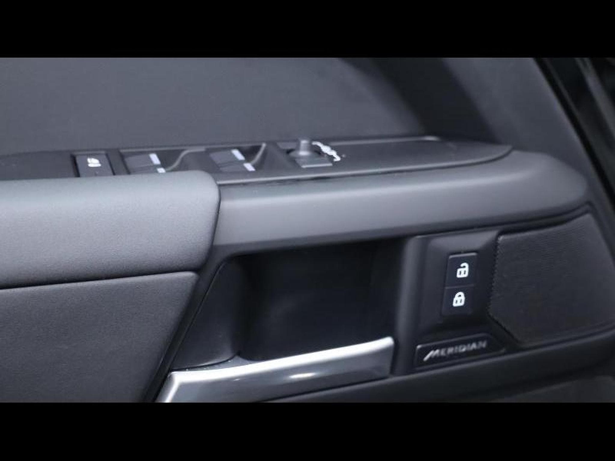 Land-Rover Defender S D200 Auto AWD (2025) - Photo 24