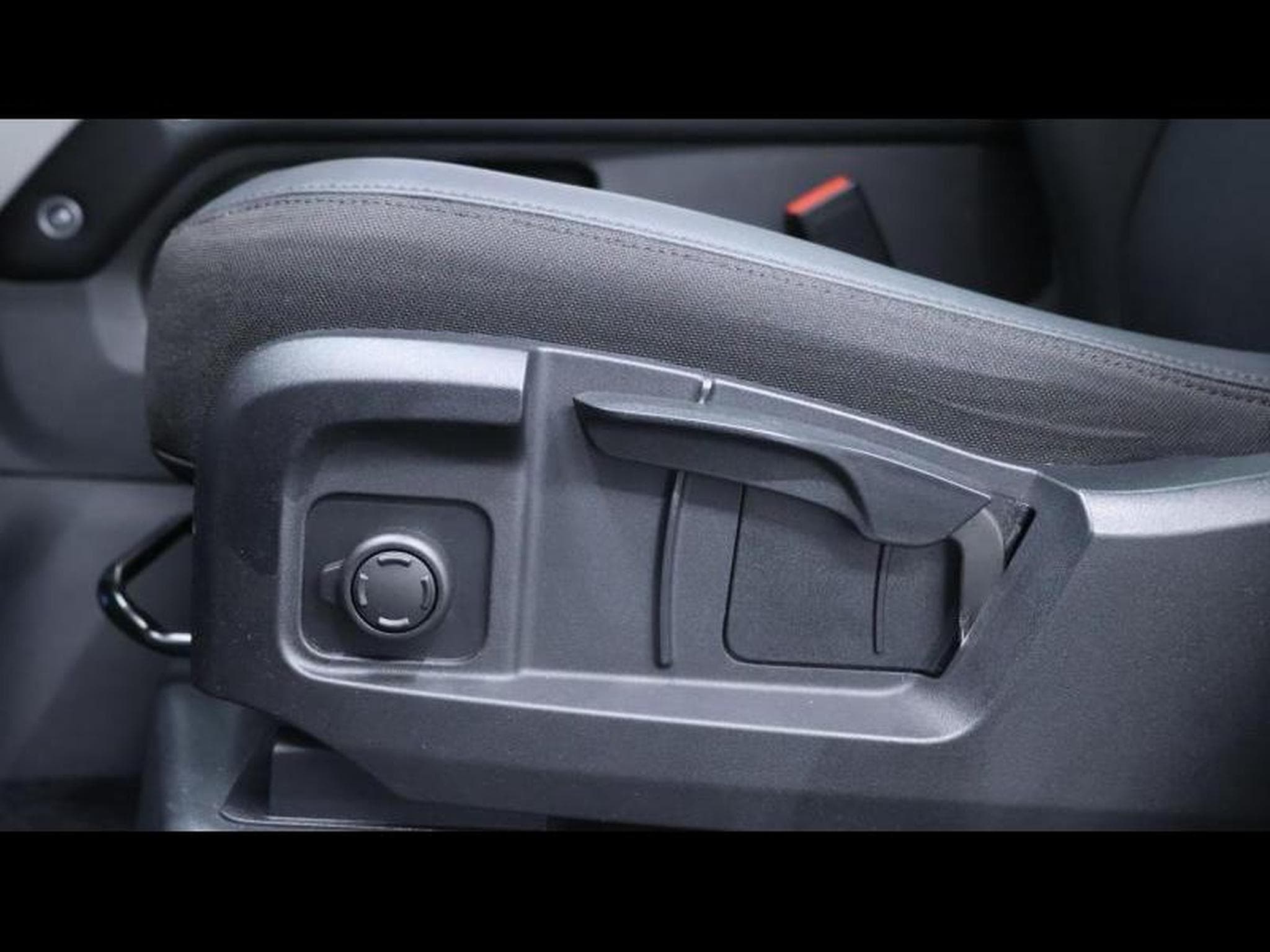 Land-Rover Defender S D200 Auto AWD (2025) - Photo 25