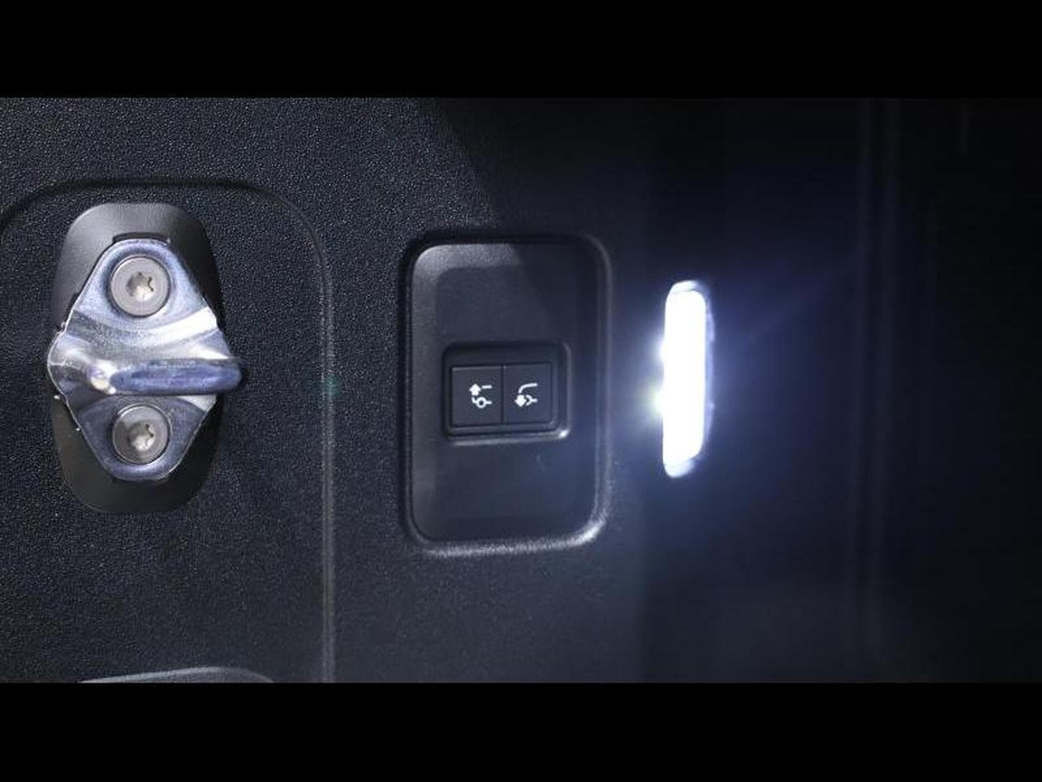 Land-Rover Defender S D200 Auto AWD (2025) - Photo 29