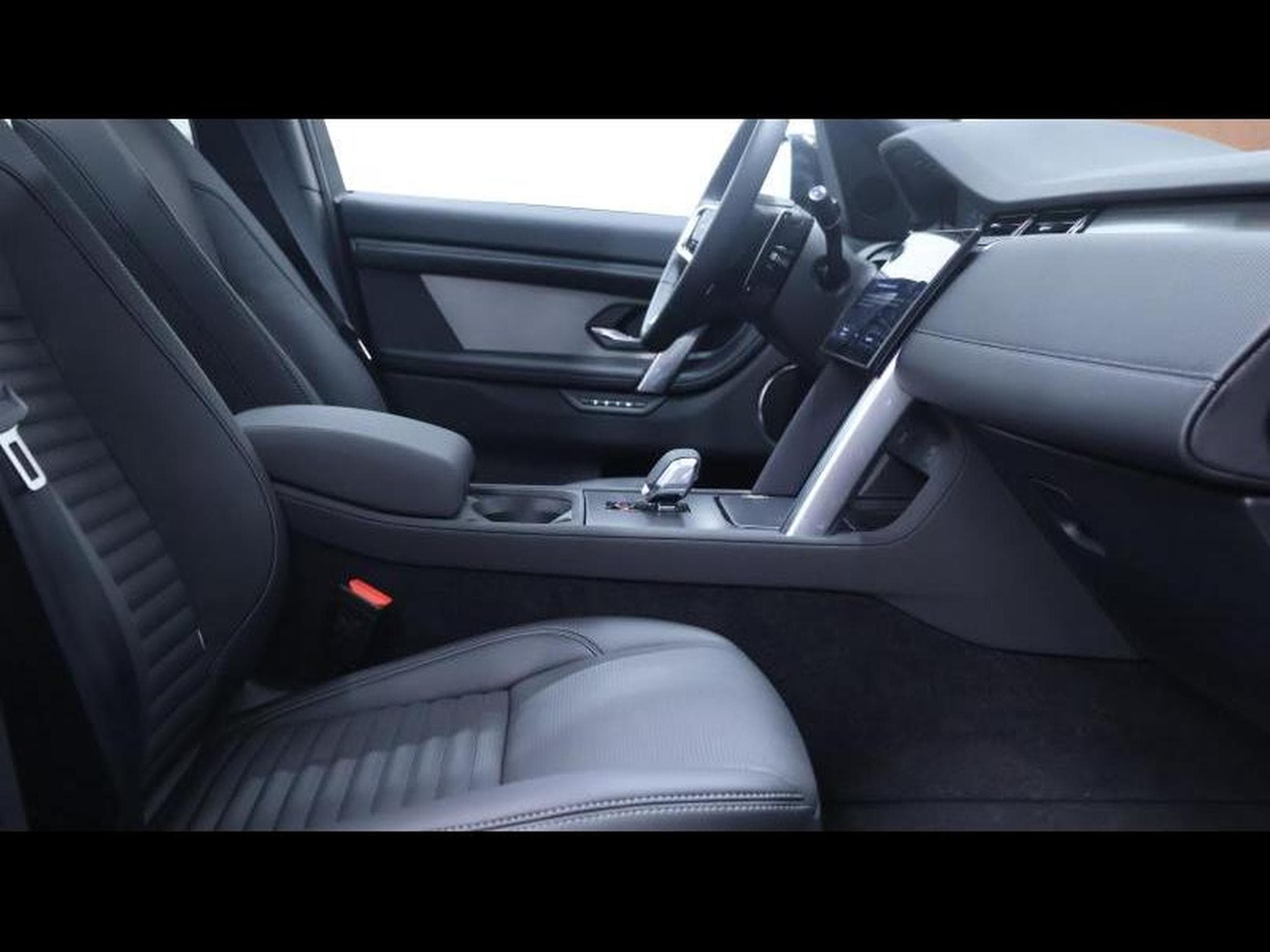 Land-Rover Discovery Sport P270e Dynamic SE AWD Auto (2025) - Photo 10