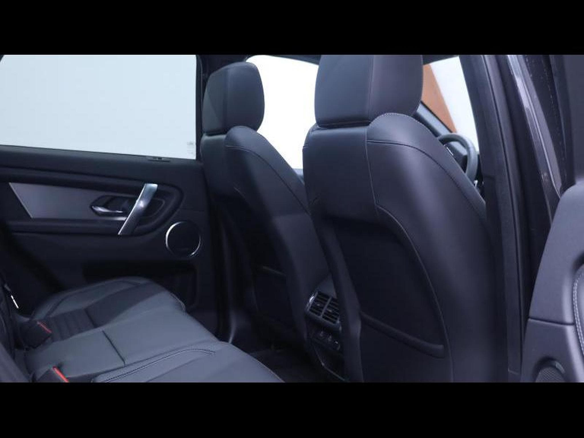 Land-Rover Discovery Sport P270e Dynamic SE AWD Auto (2025) - Photo 12
