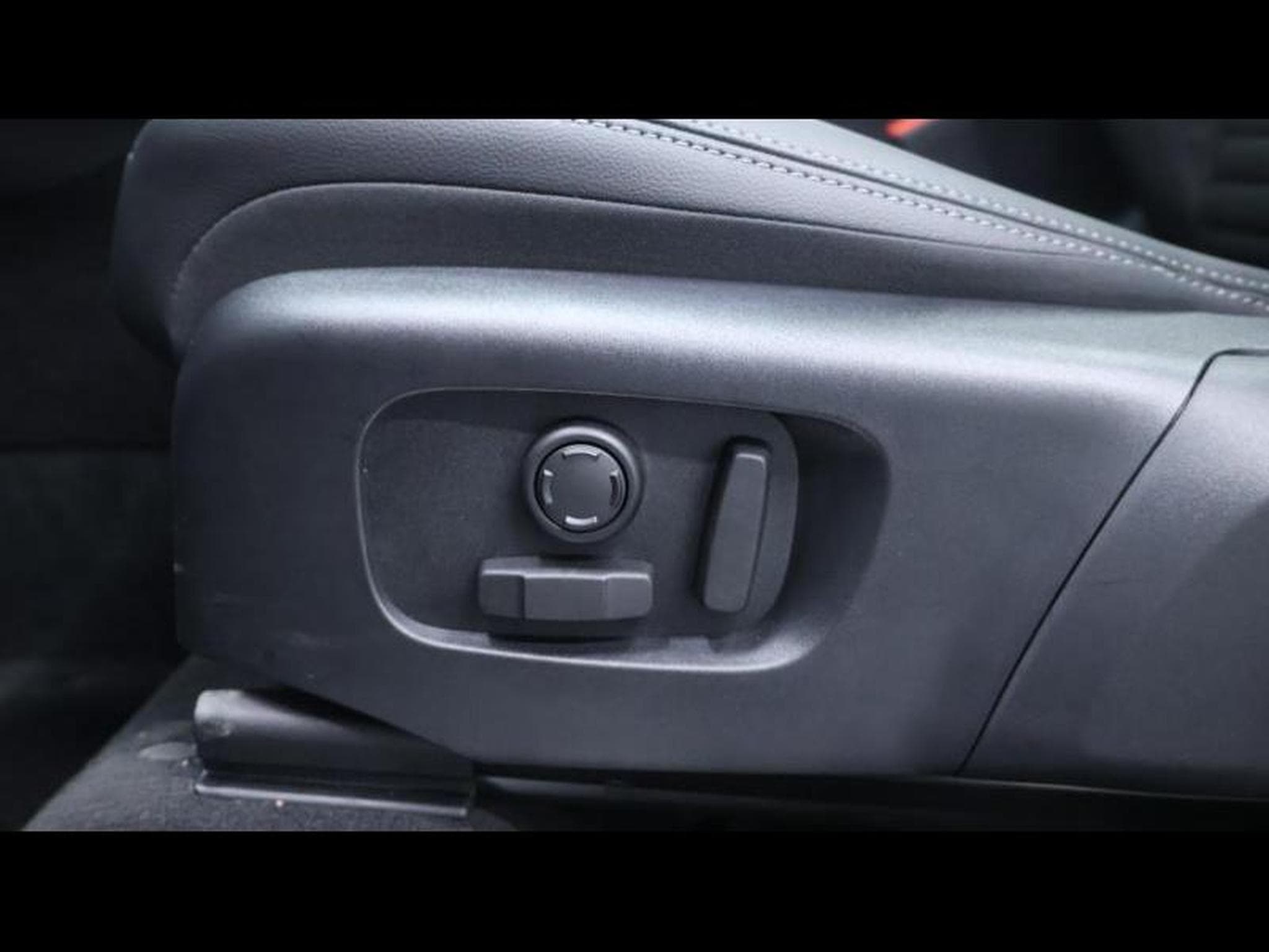 Land-Rover Discovery Sport P270e Dynamic SE AWD Auto (2025) - Photo 23