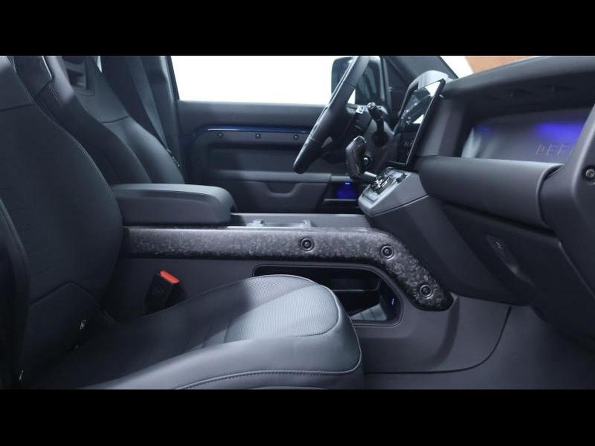Land-Rover Defender 110 P635 OCTA AWD Auto 26 (2026) - Photo 10