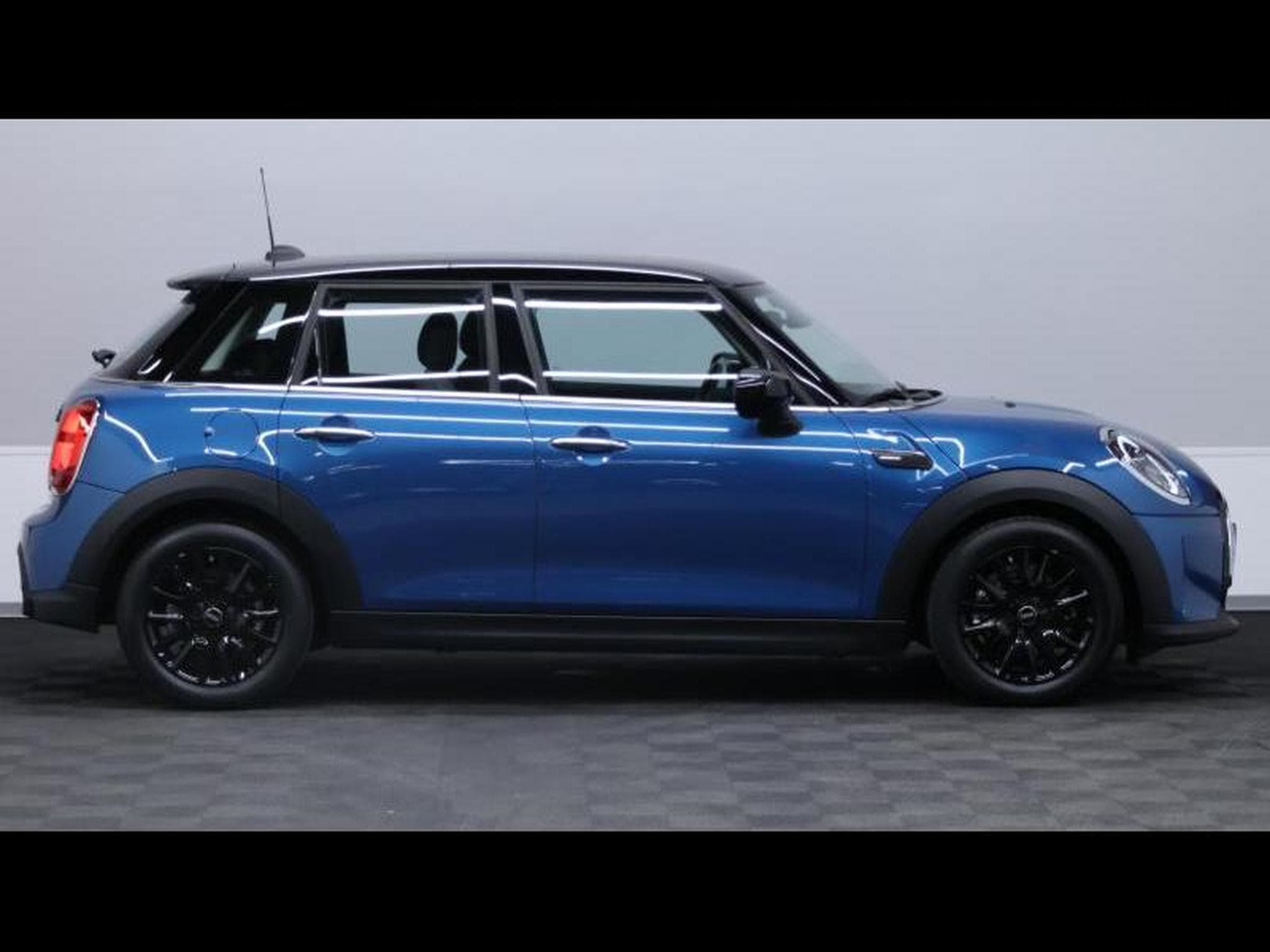 MINI Cooper 1.6 136 Hatch 5 portes Steptronic (2024) - Photo 4
