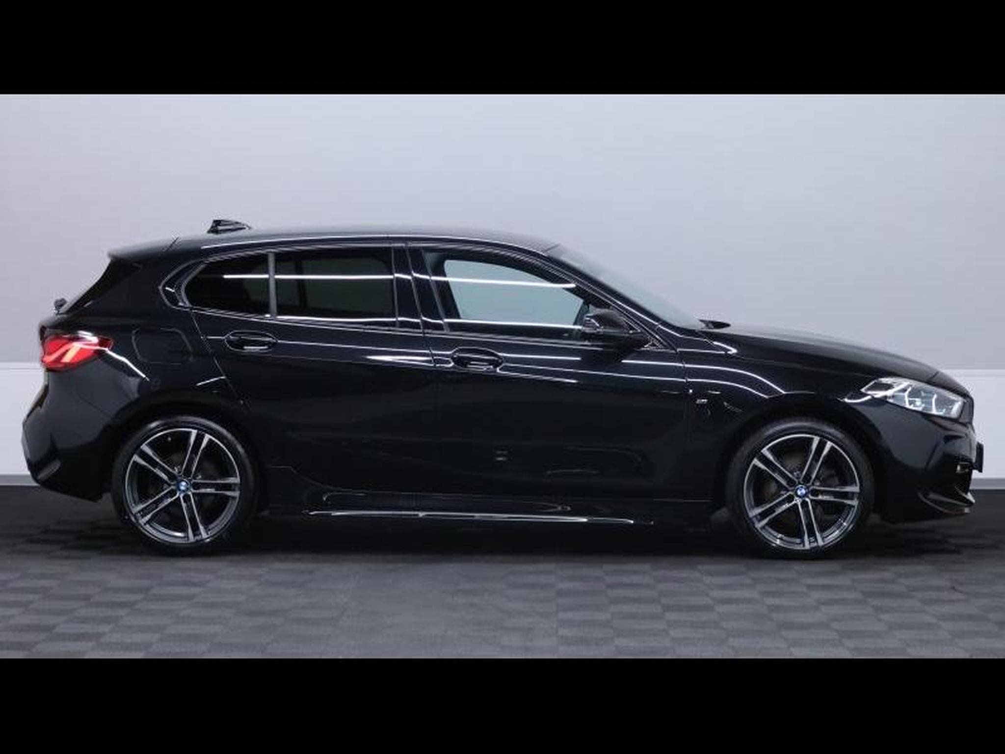 BMW 118 i hatch M Sport Steptronic (2024) - Photo 4