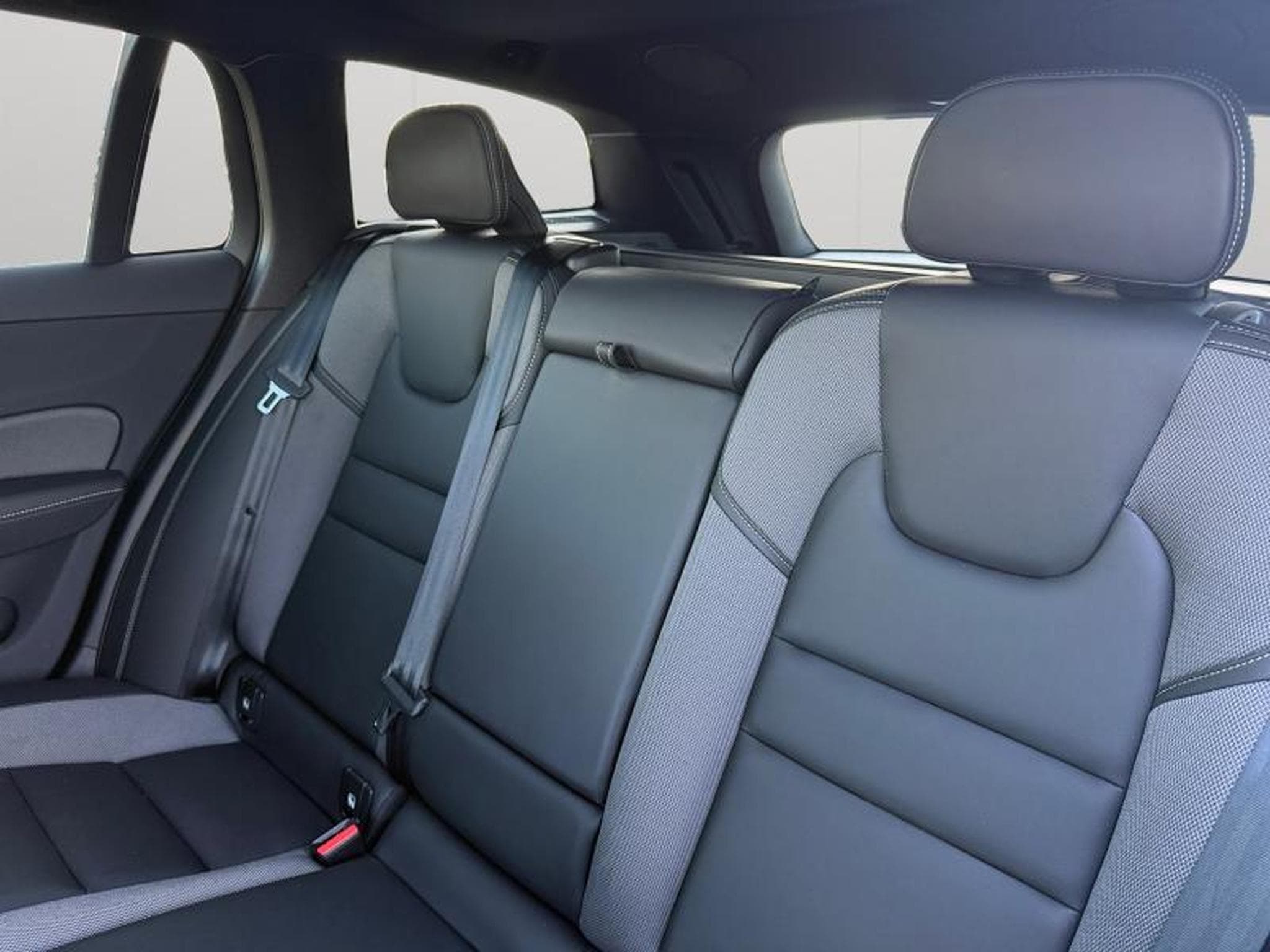 Volvo V60 B4 AWD Ultimate Bright / Diesel (2023) - Photo 13