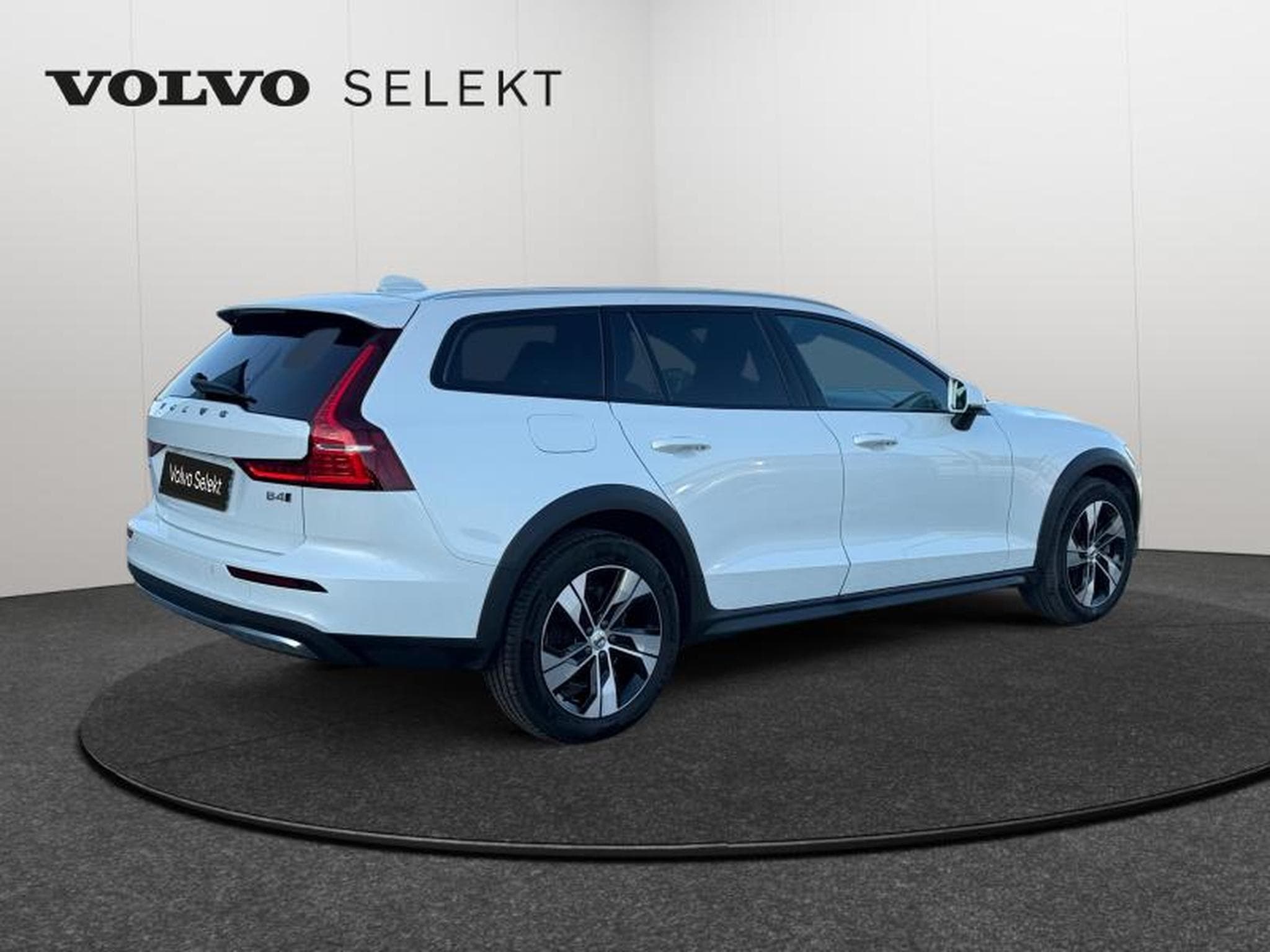 Volvo V60 B4 AWD Ultimate Bright / Diesel (2023) - Photo 2