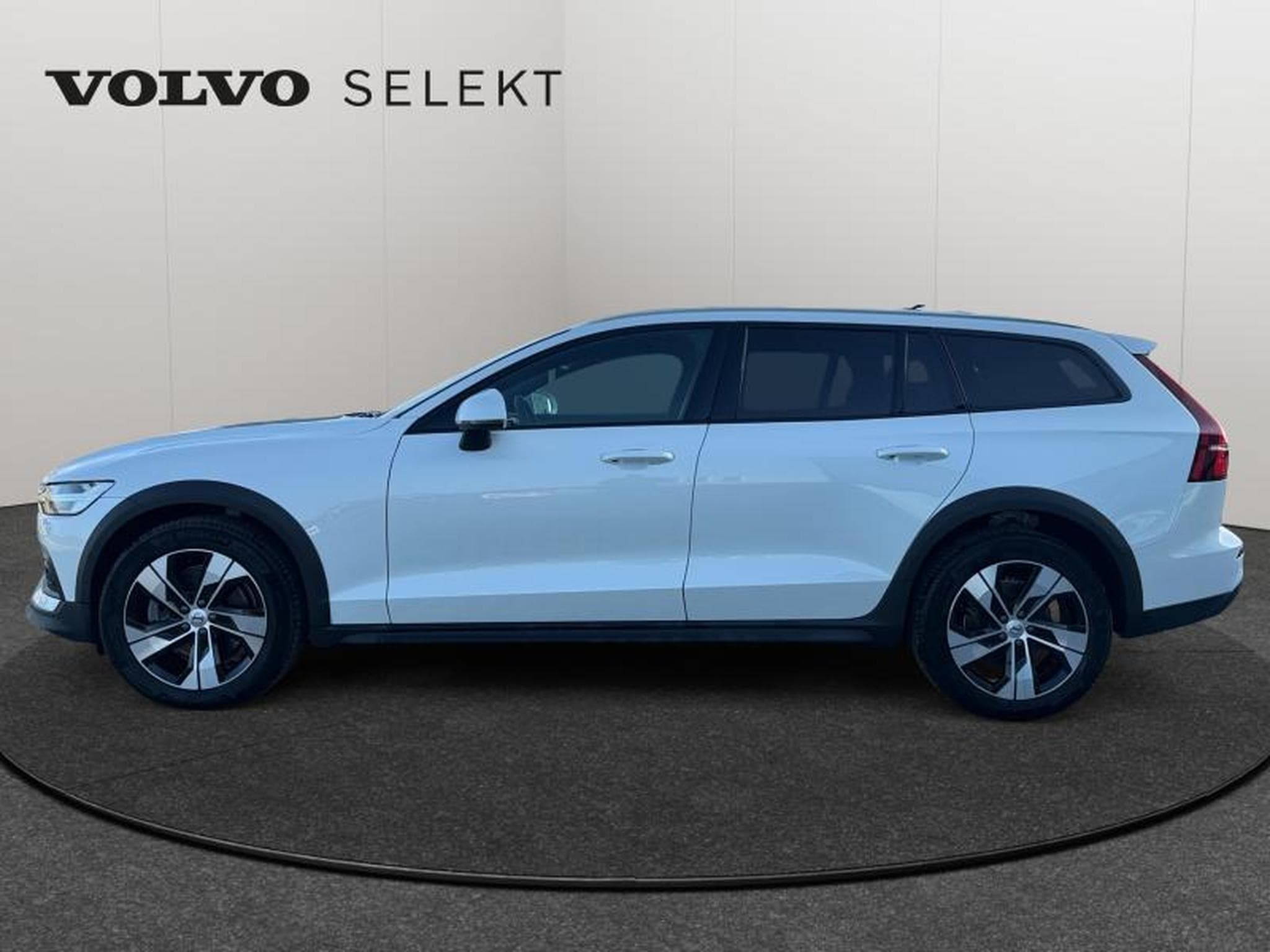 Volvo V60 B4 AWD Ultimate Bright / Diesel (2023) - Photo 4
