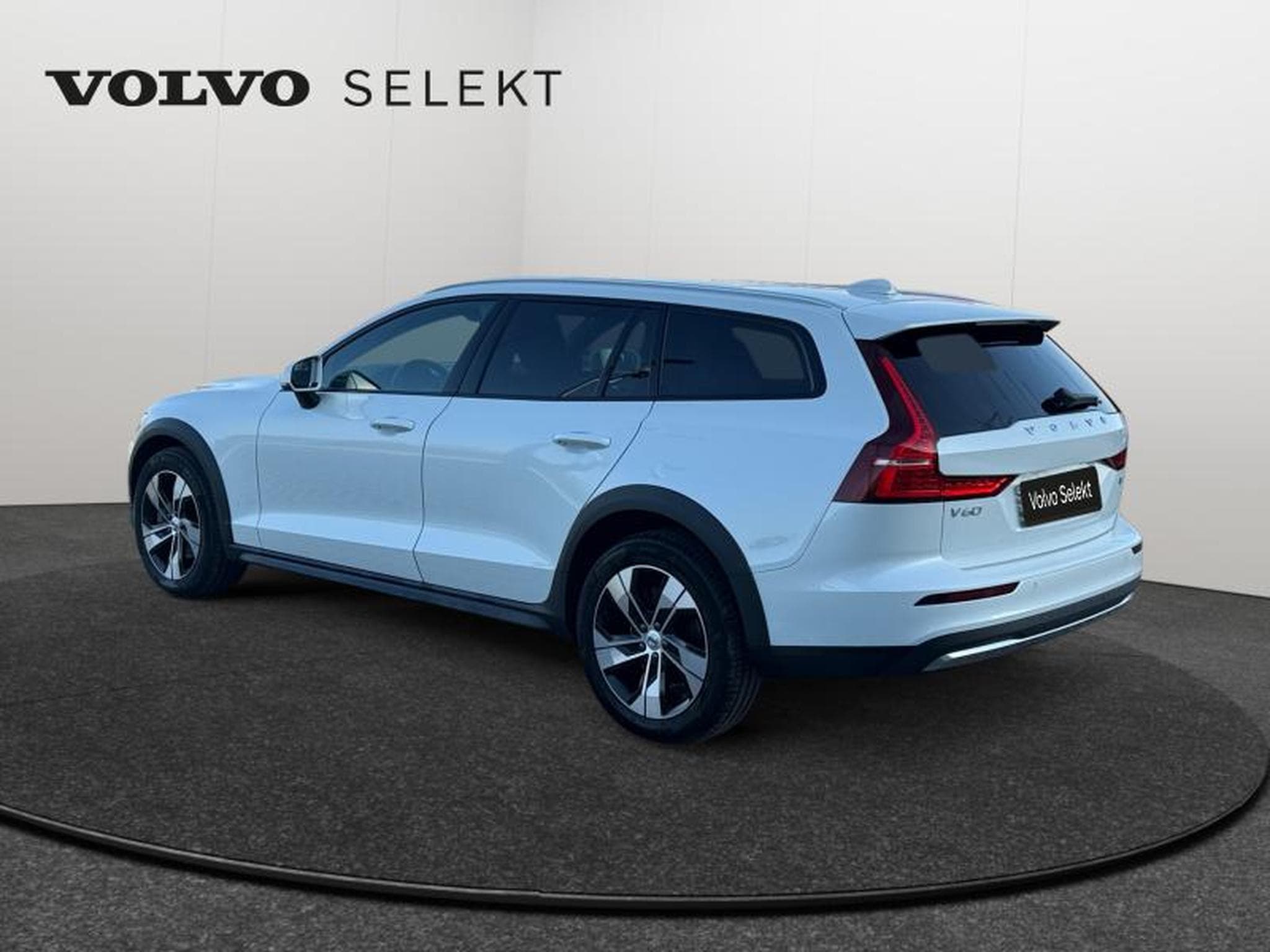 Volvo V60 B4 AWD Ultimate Bright / Diesel (2023) - Photo 5