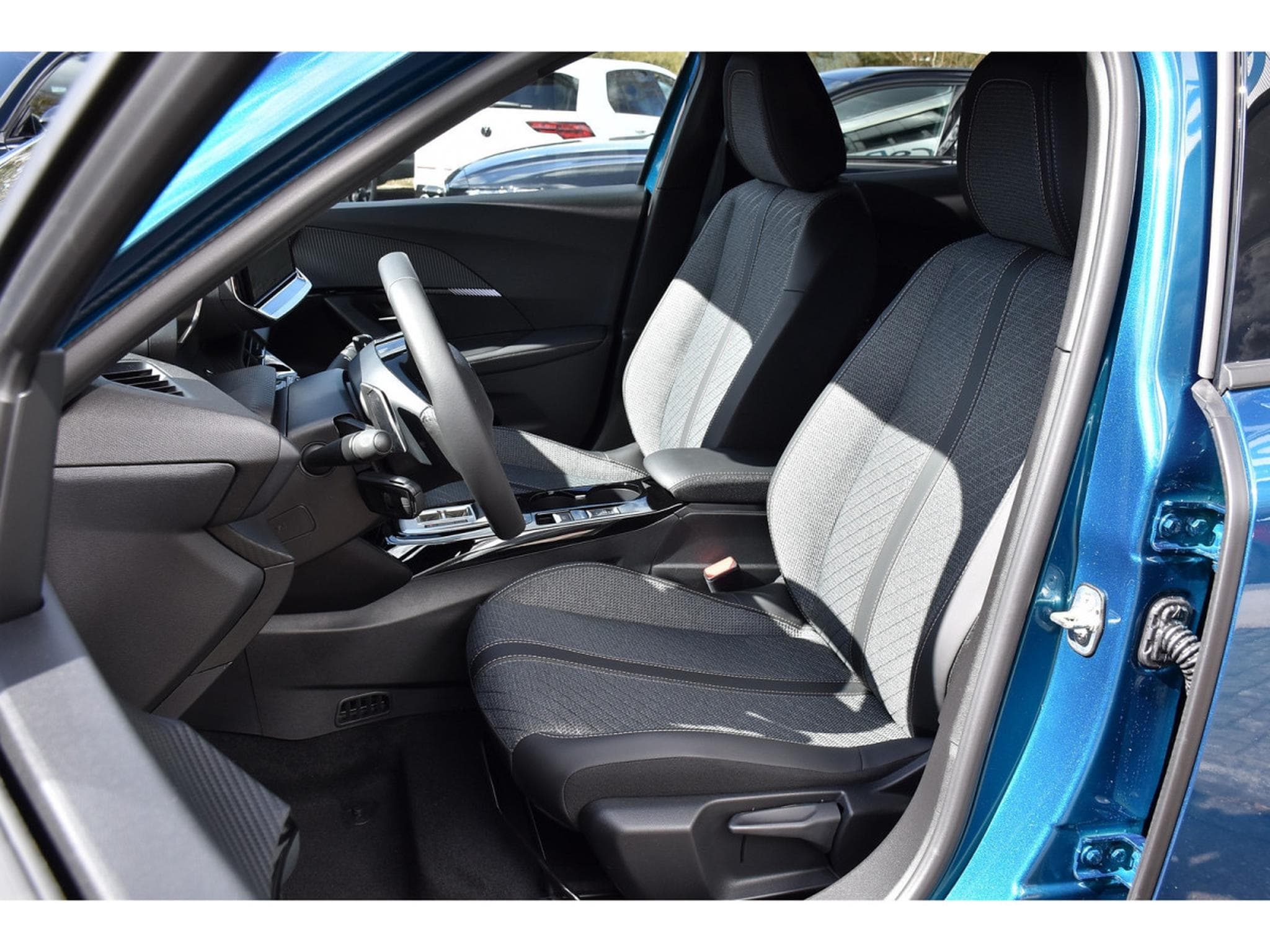 Peugeot 2008 1.2 Hybrid 145 Allure e-DCS6 ACC LANE SIDE GPS CAM360 1°MAIN (2025) - Foto 6
