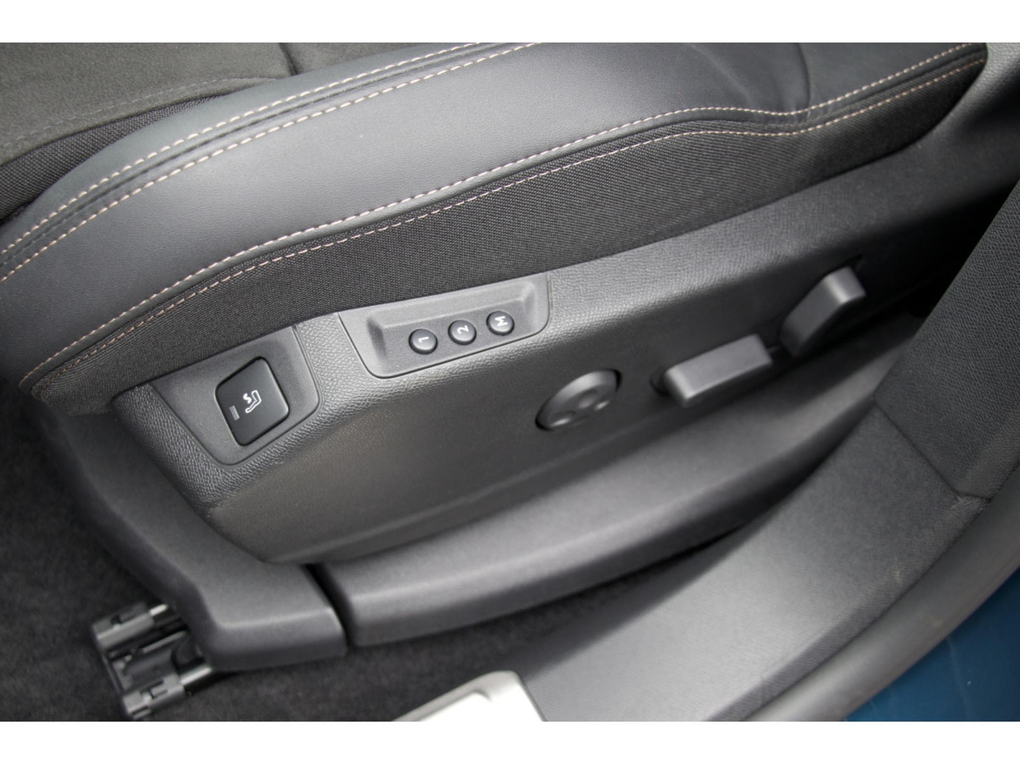 Peugeot 3008 BlueHDi GT AHK ACC Massage Pano. Focal 360° (2024) - Photo 10