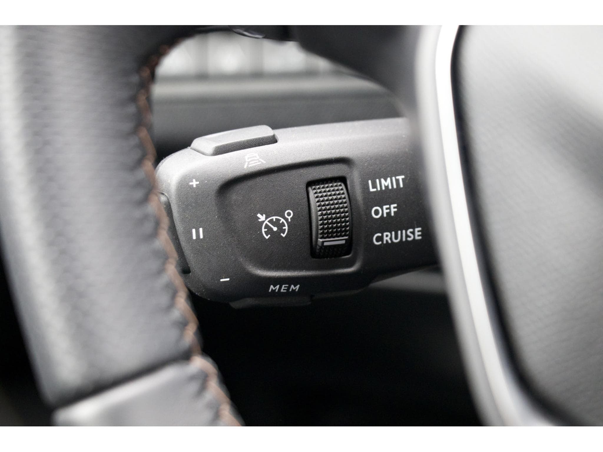 Peugeot 3008 BlueHDi GT AHK ACC Massage Pano. Focal 360° (2024) - Photo 15