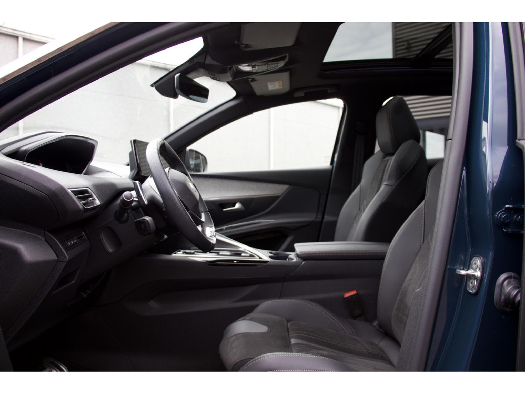 Peugeot 3008 BlueHDi GT AHK ACC Massage Pano. Focal 360° (2024) - Photo 5