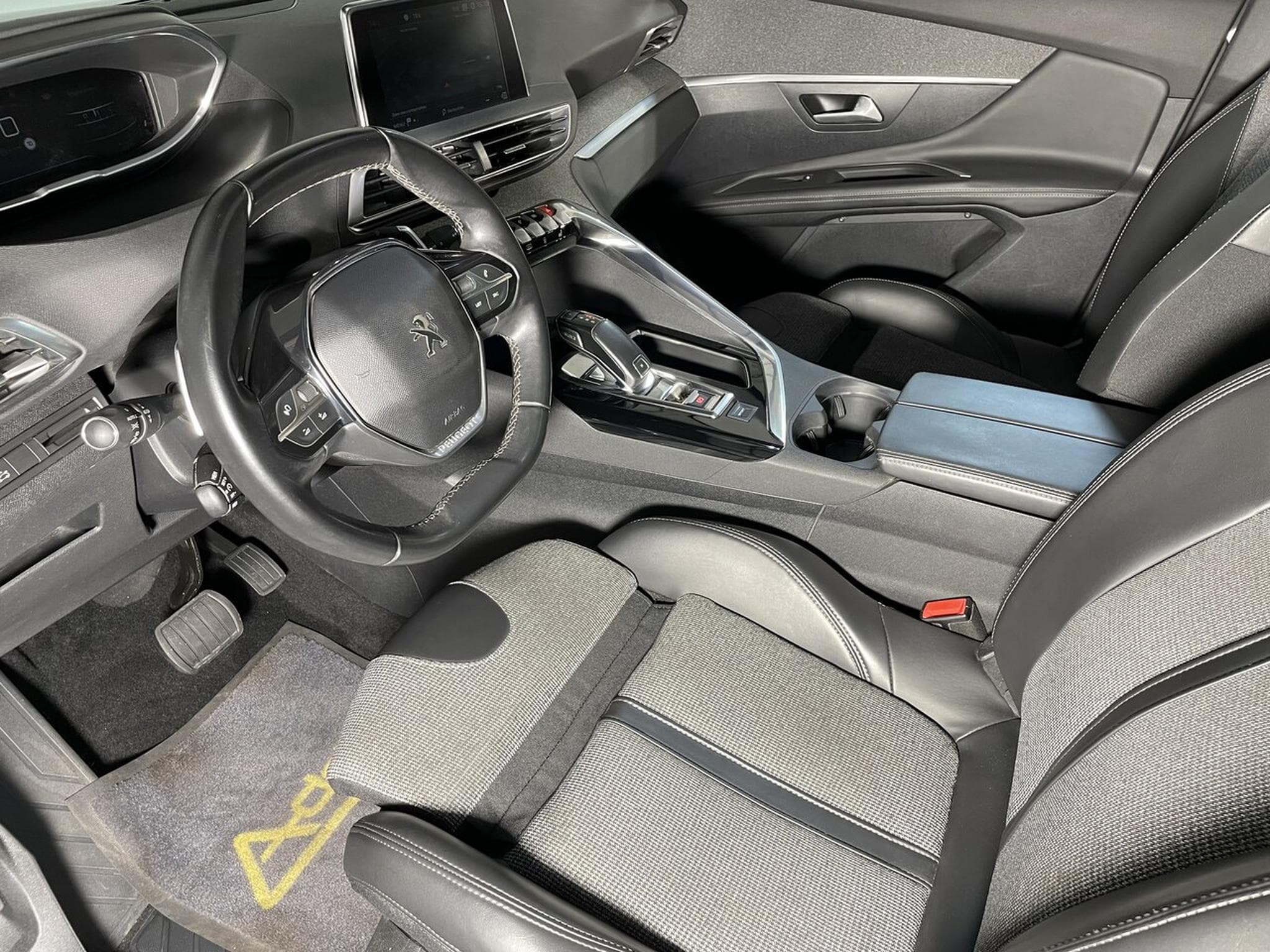 Peugeot 3008 1.6 HDI 120 EAT ALLURE I-COCKPIT GPS (2017) - Photo 13