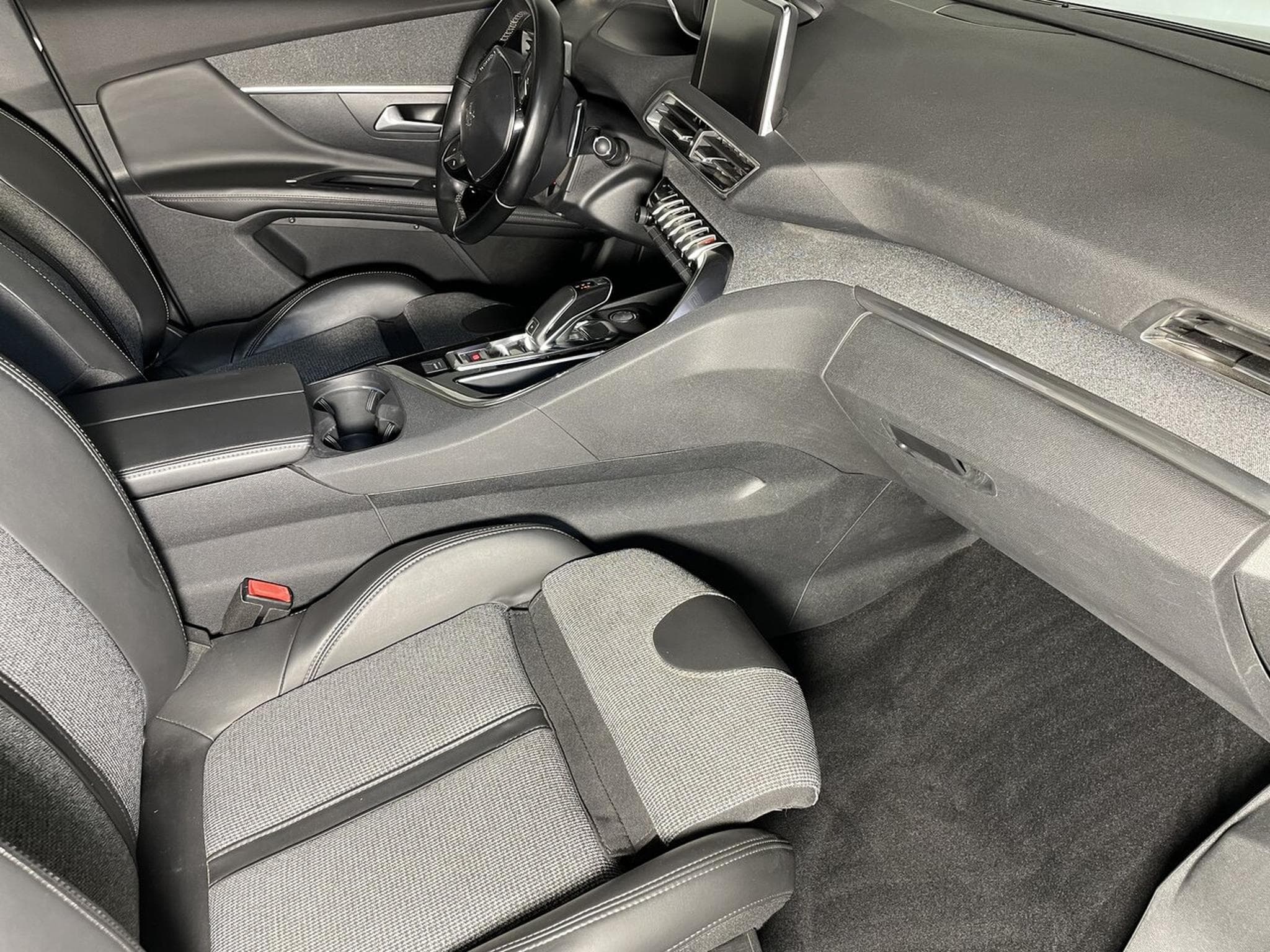 Peugeot 3008 1.6 HDI 120 EAT ALLURE I-COCKPIT GPS (2017) - Photo 14