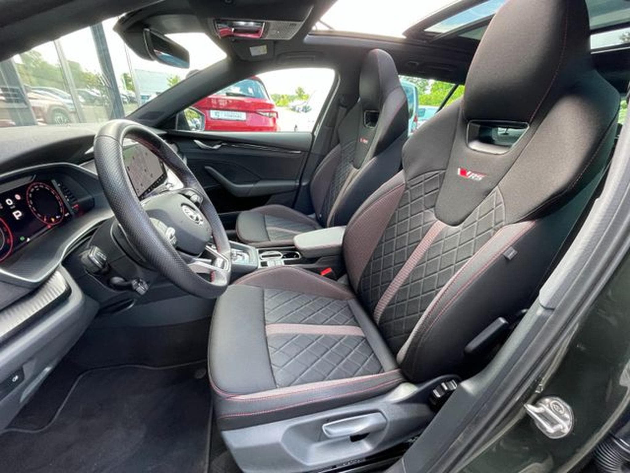 Skoda Octavia Octavia Kombi 2.0TSI RS Pano AHK 19" Facelift (2025) - Photo 10
